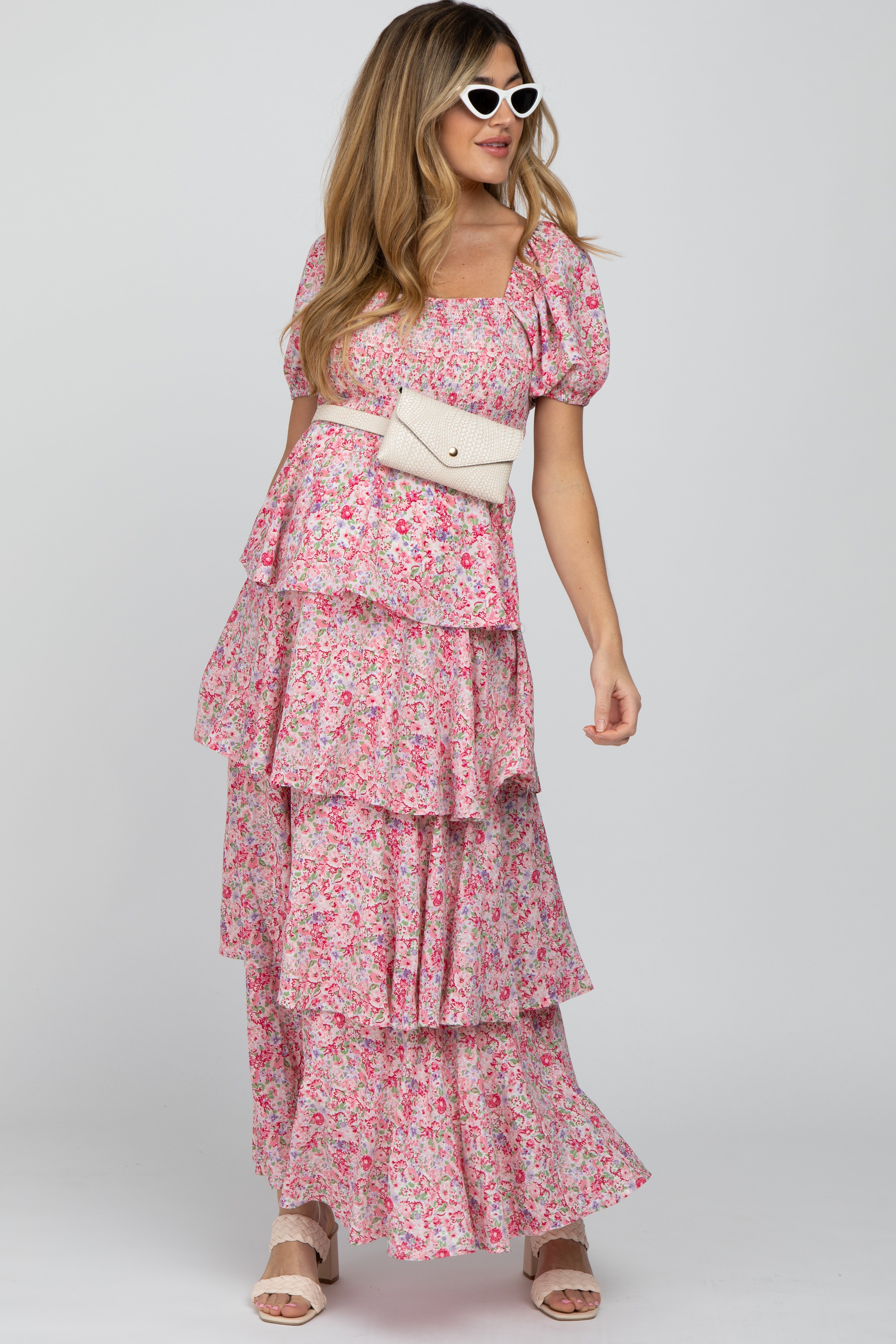 Umstandsmaxikleid mit Blumenmuster, eckigem Ausschnitt und Rüschenlagen in Rosa