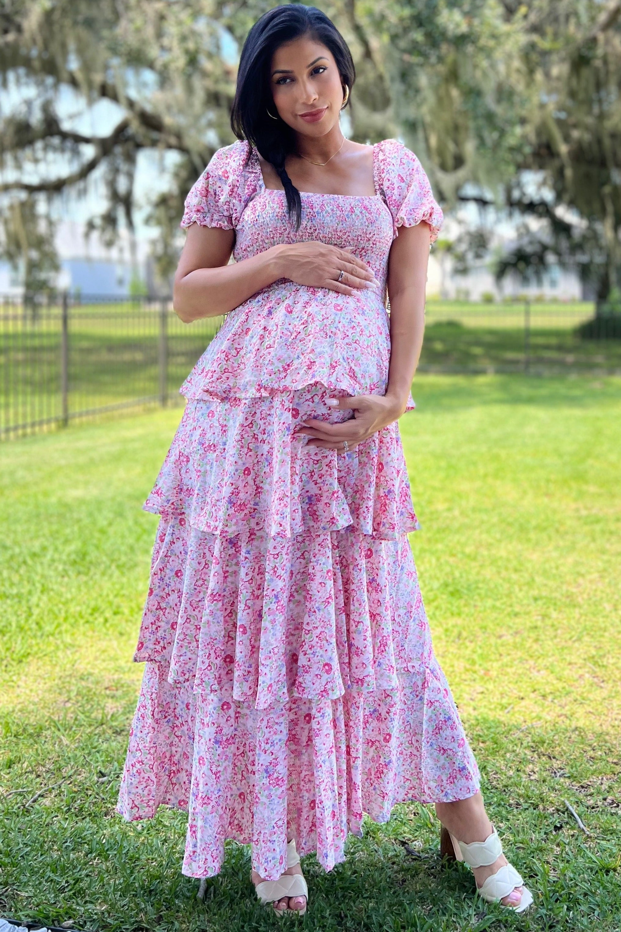 Umstandsmaxikleid mit Blumenmuster, eckigem Ausschnitt und Rüschenlagen in Rosa
