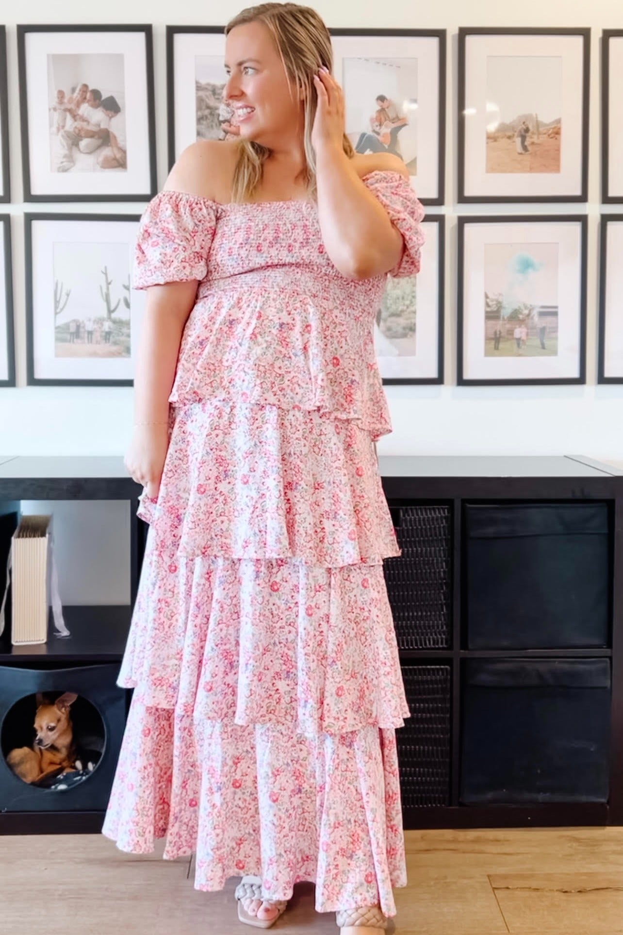 Umstandsmaxikleid mit Blumenmuster, eckigem Ausschnitt und Rüschenlagen in Rosa