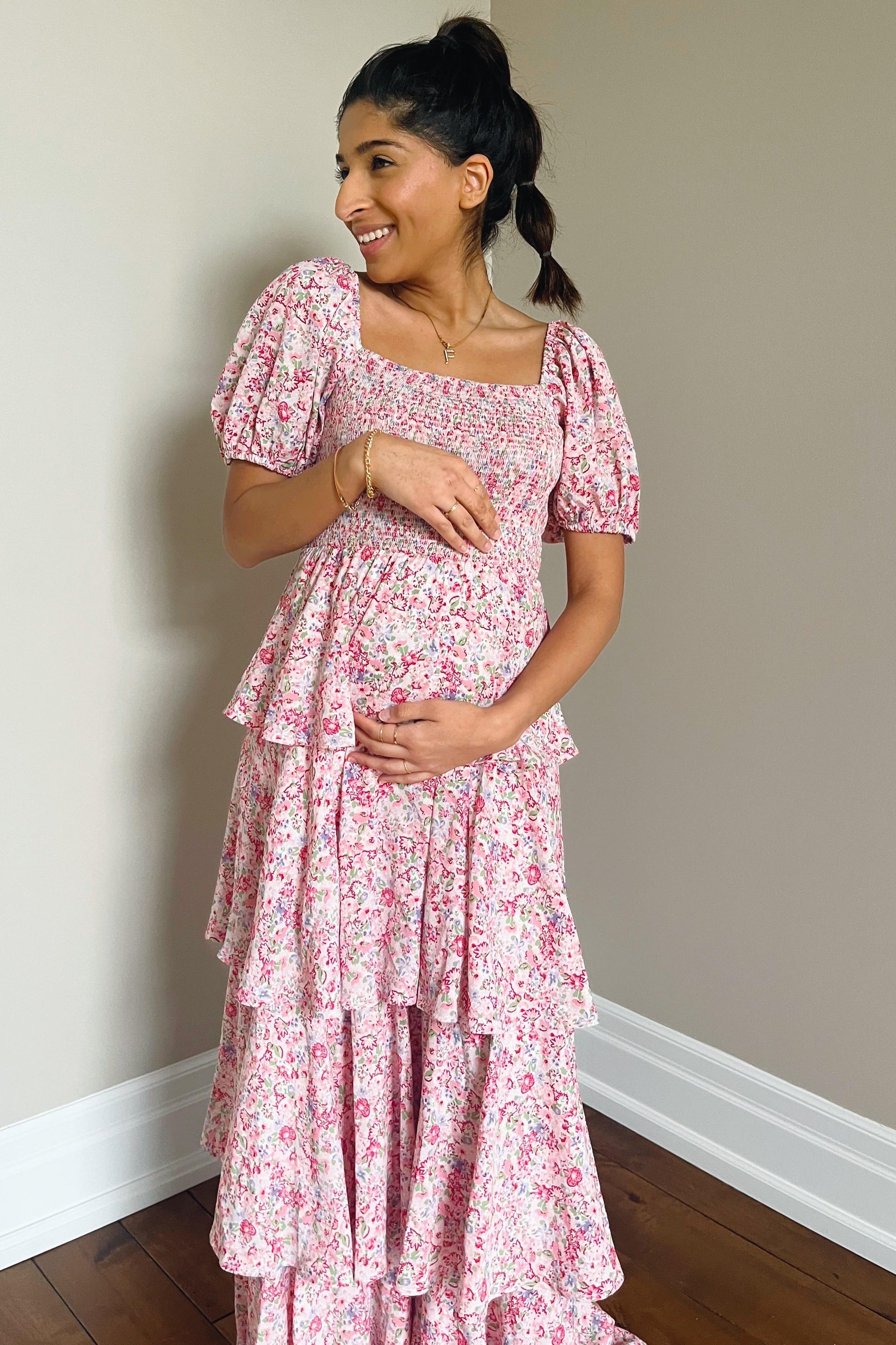 Umstandsmaxikleid mit Blumenmuster, eckigem Ausschnitt und Rüschenlagen in Rosa