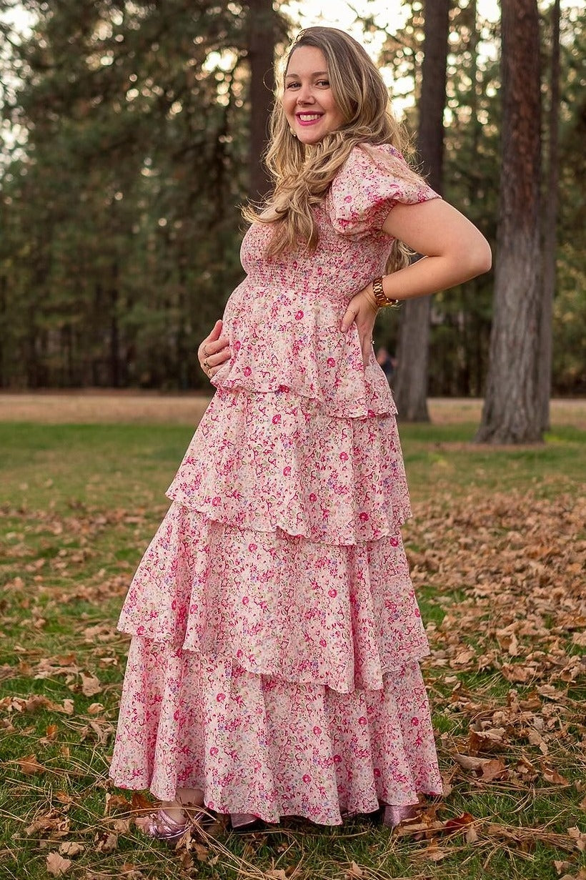 Umstandsmaxikleid mit Blumenmuster, eckigem Ausschnitt und Rüschenlagen in Rosa