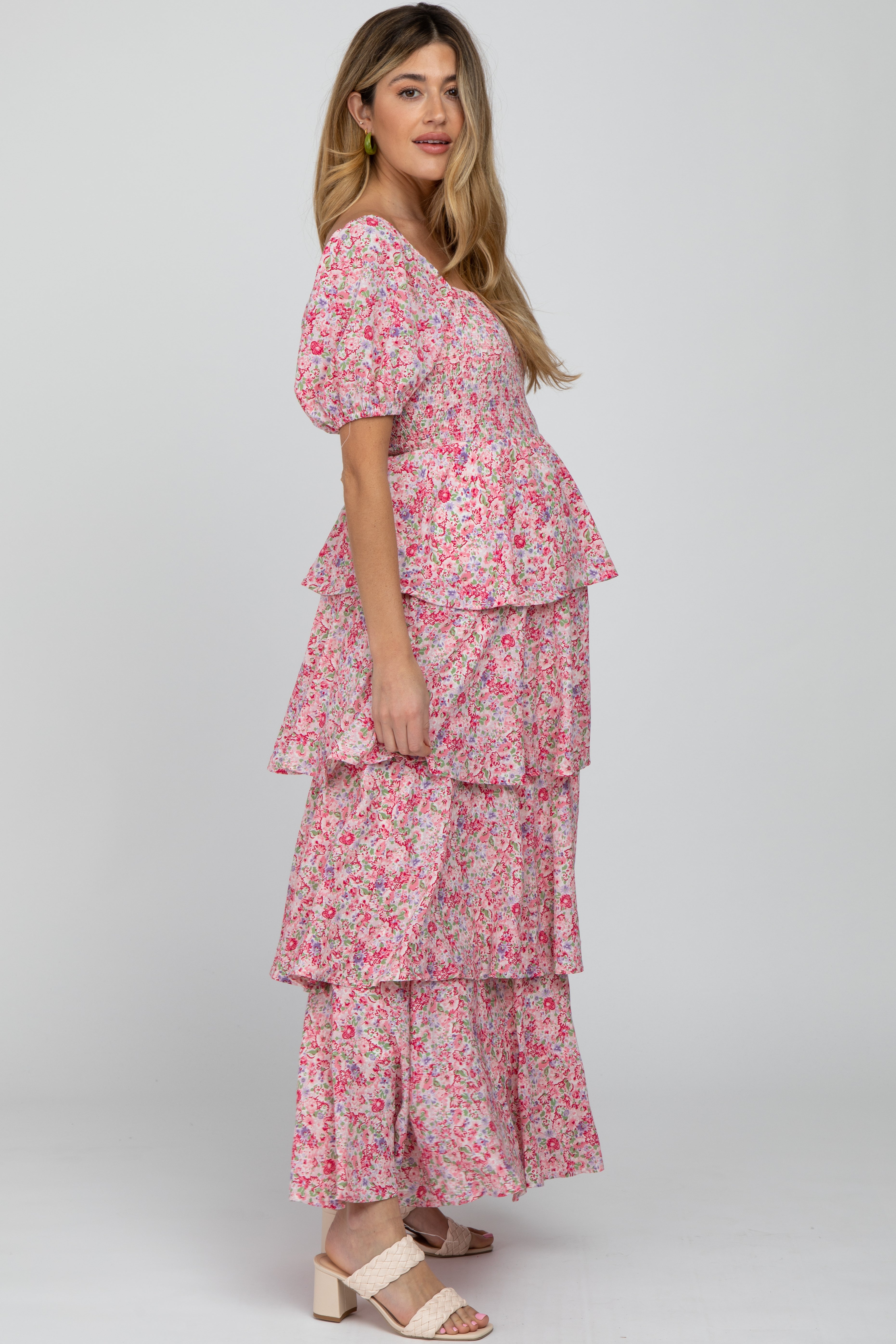 Umstandsmaxikleid mit Blumenmuster, eckigem Ausschnitt und Rüschenlagen in Rosa
