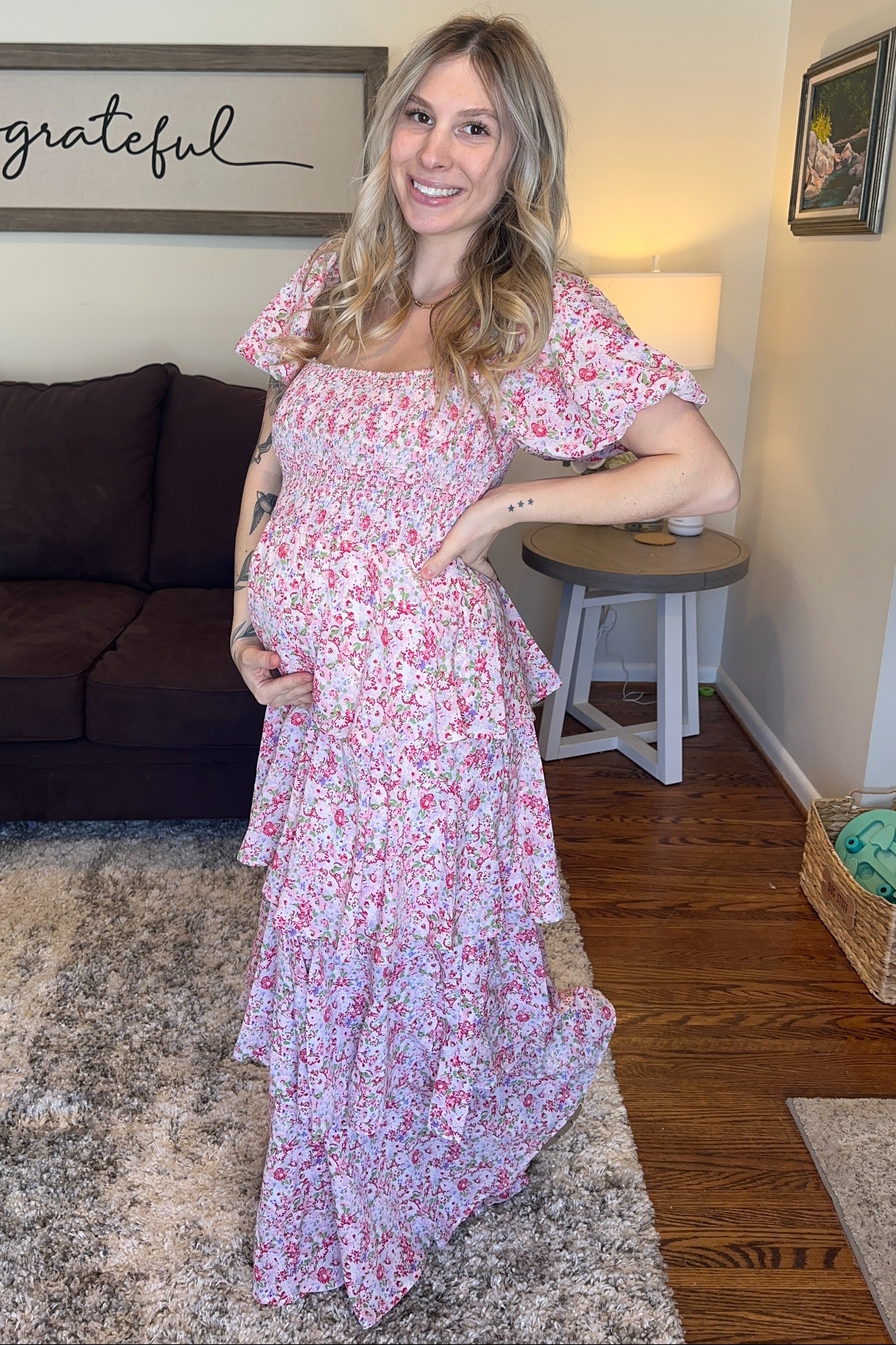 Umstandsmaxikleid mit Blumenmuster, eckigem Ausschnitt und Rüschenlagen in Rosa