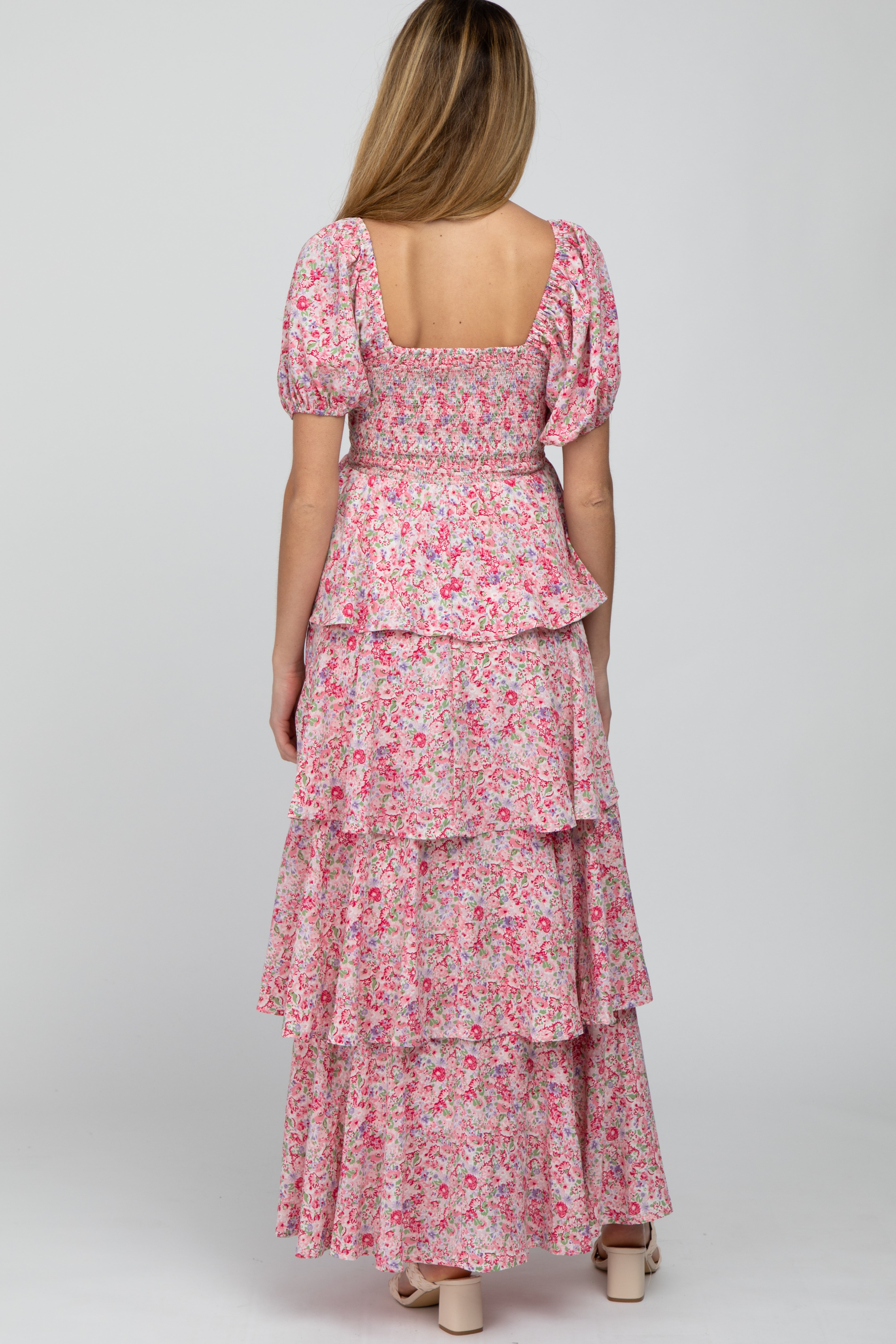 Umstandsmaxikleid mit Blumenmuster, eckigem Ausschnitt und Rüschenlagen in Rosa