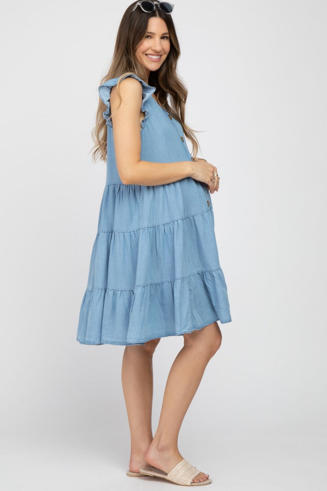 Gestuftes Umstandskleid aus Chambray in Hellblau mit Knopfleiste