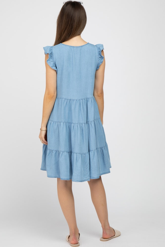 Gestuftes Umstandskleid aus Chambray in Hellblau mit Knopfleiste