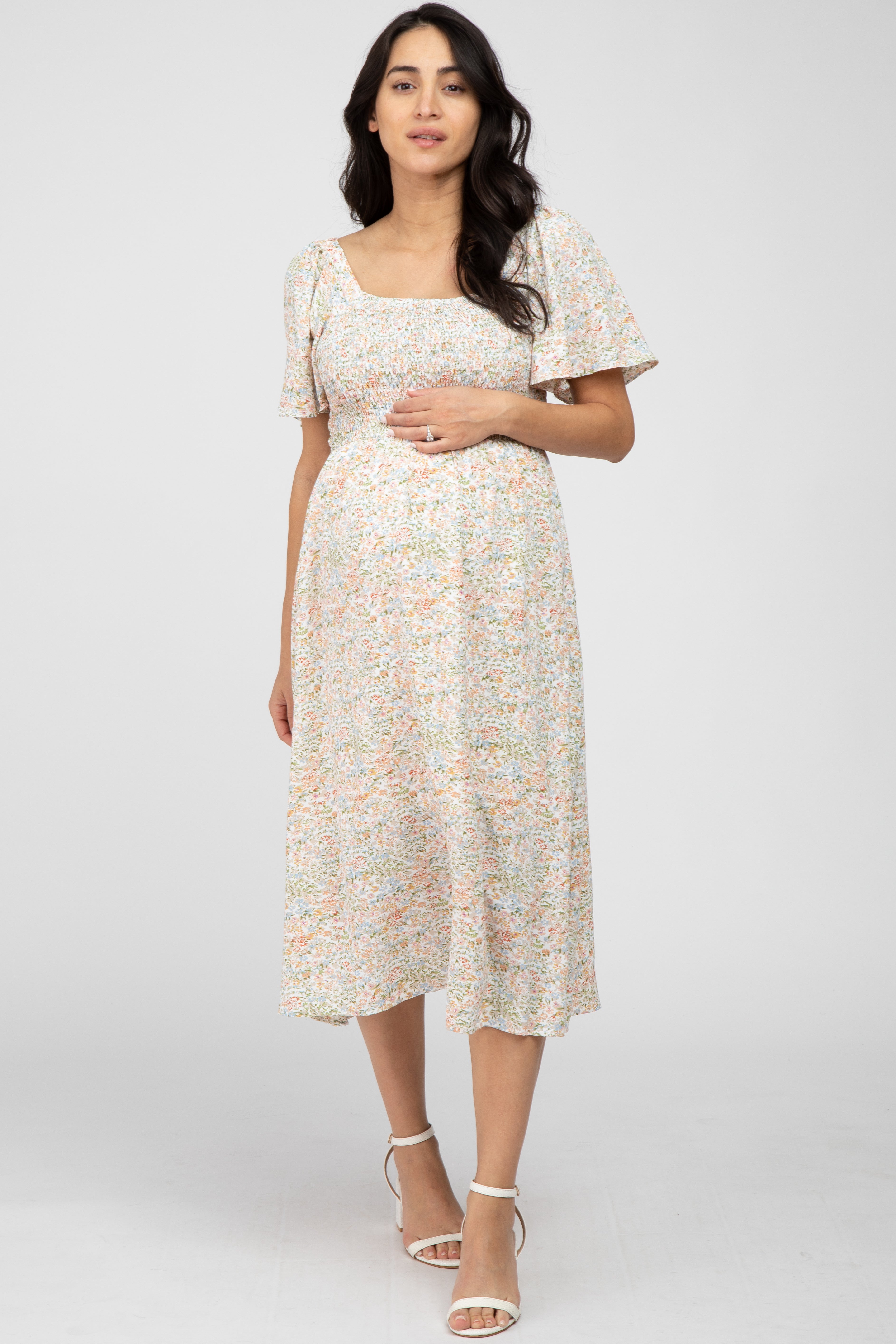 Umstands-Midikleid mit Blumenmuster, Smok-Design und eckigem Ausschnitt in Creme