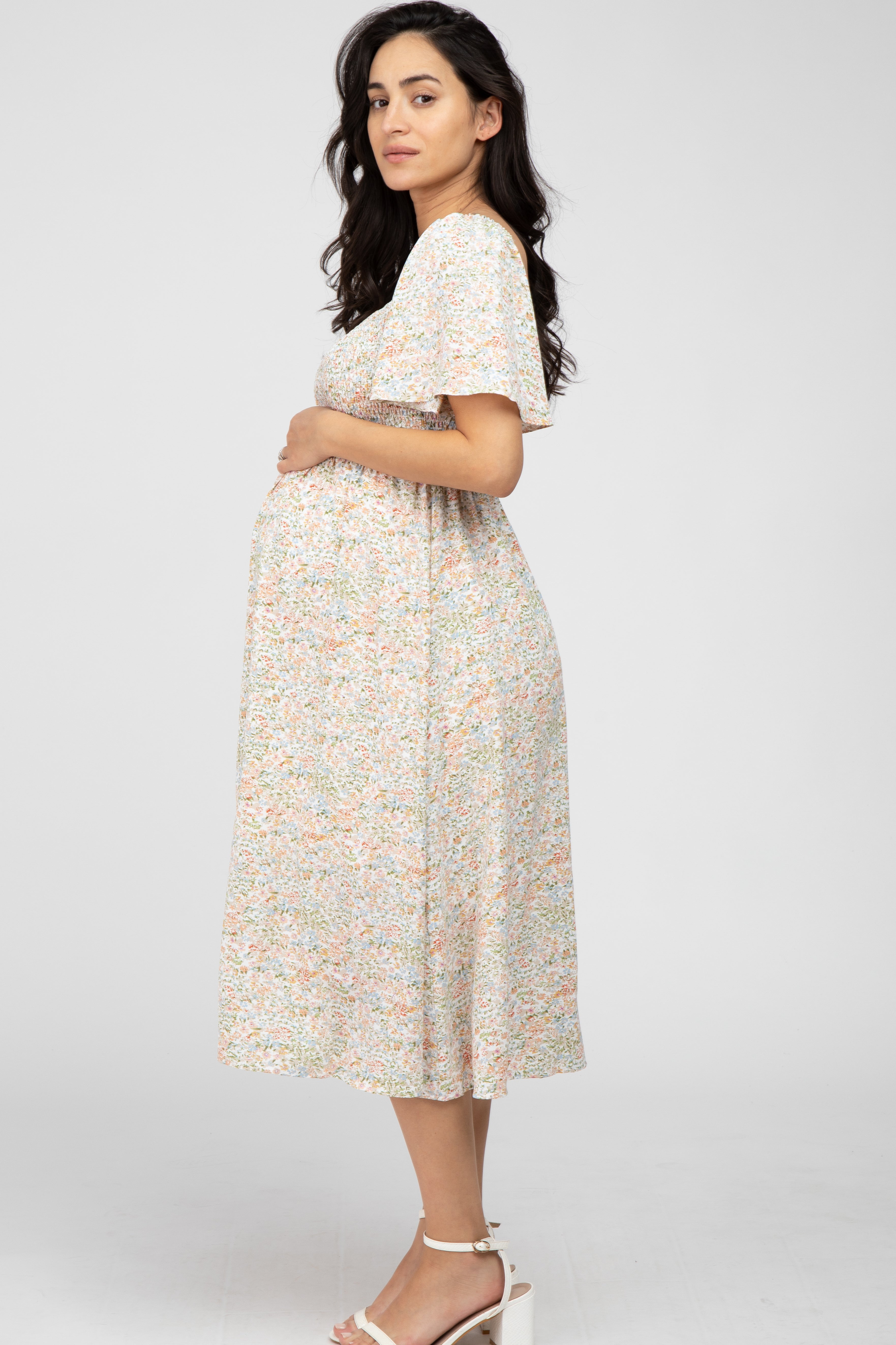 Umstands-Midikleid mit Blumenmuster, Smok-Design und eckigem Ausschnitt in Creme