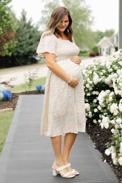 Umstands-Midikleid mit Blumenmuster, Smok-Design und eckigem Ausschnitt in Creme