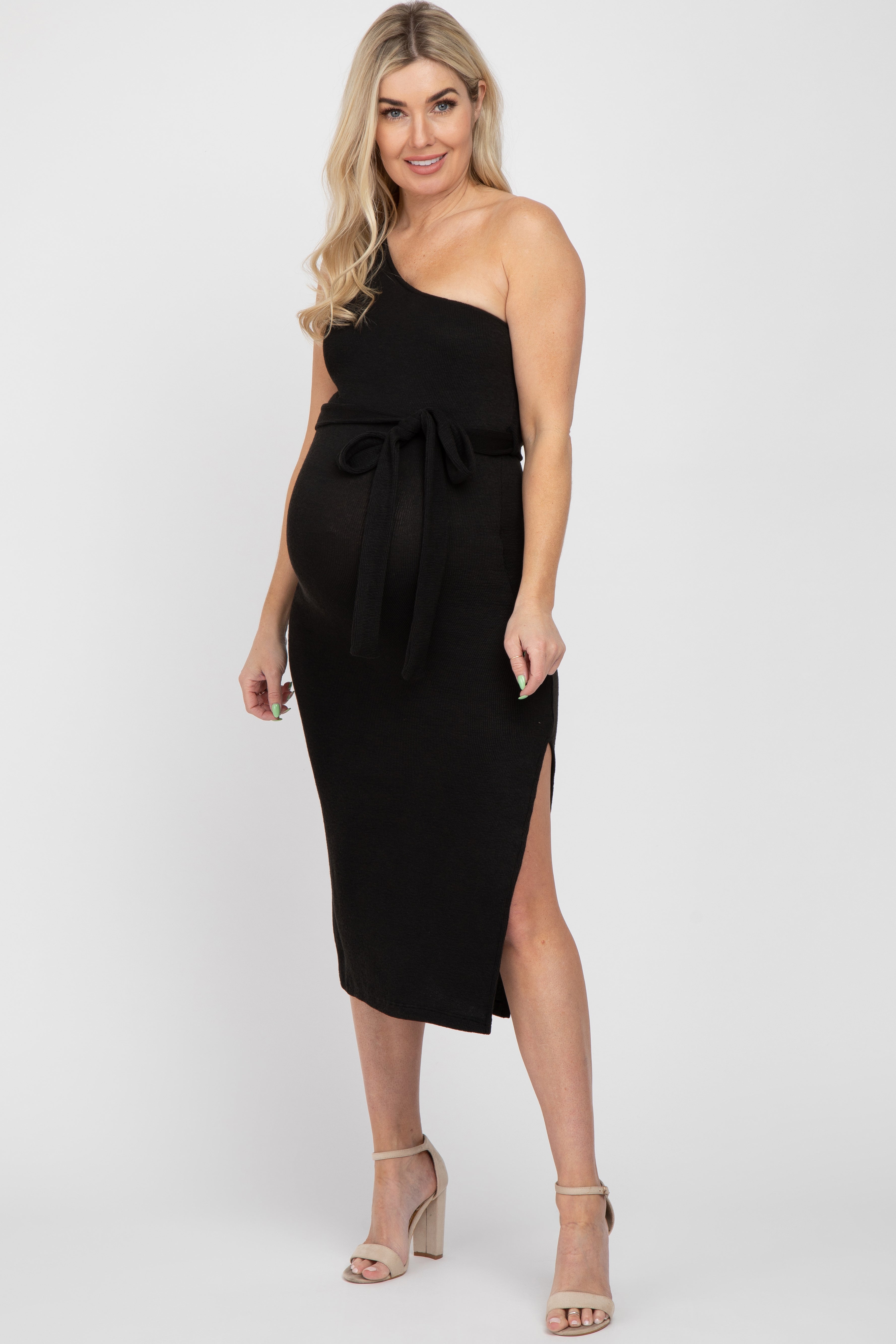 Geripptes Umstands-Midikleid in Schwarz mit One-Shoulder-Ausschnitt und Seitenschlitz