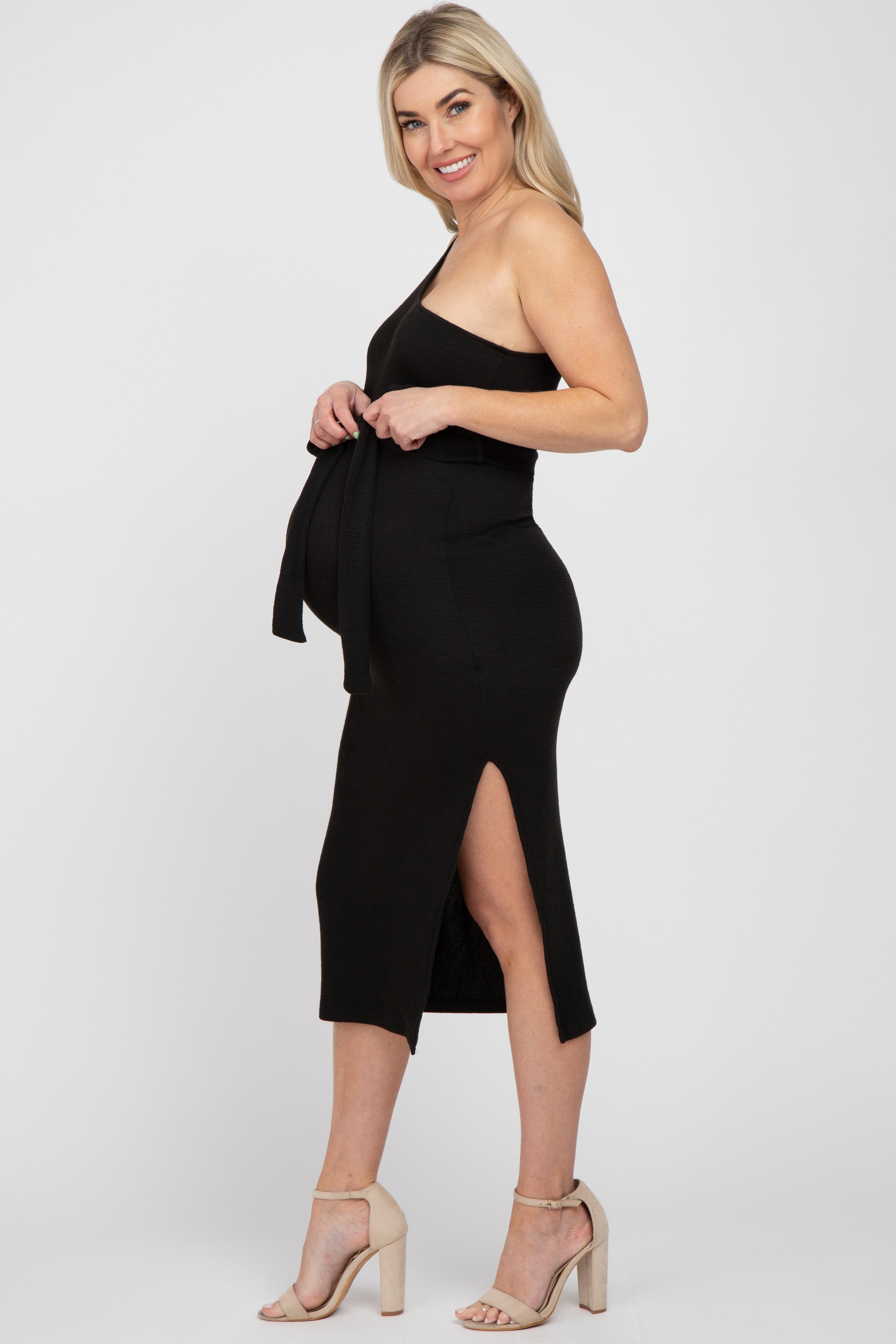 Geripptes Umstands-Midikleid in Schwarz mit One-Shoulder-Ausschnitt und Seitenschlitz
