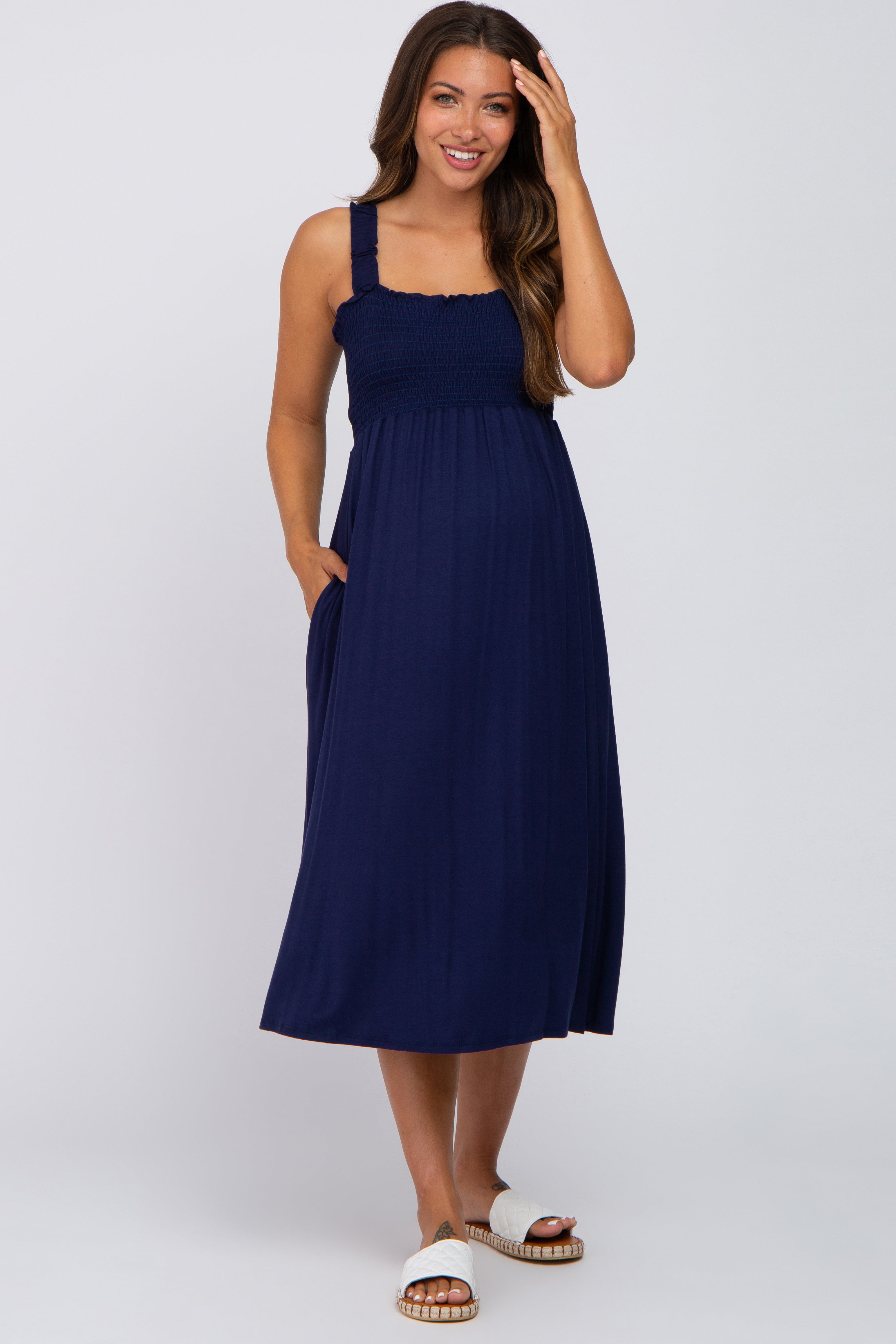 Umstands-Midikleid in Marineblau mit Volantträgern und Smok-Mieder