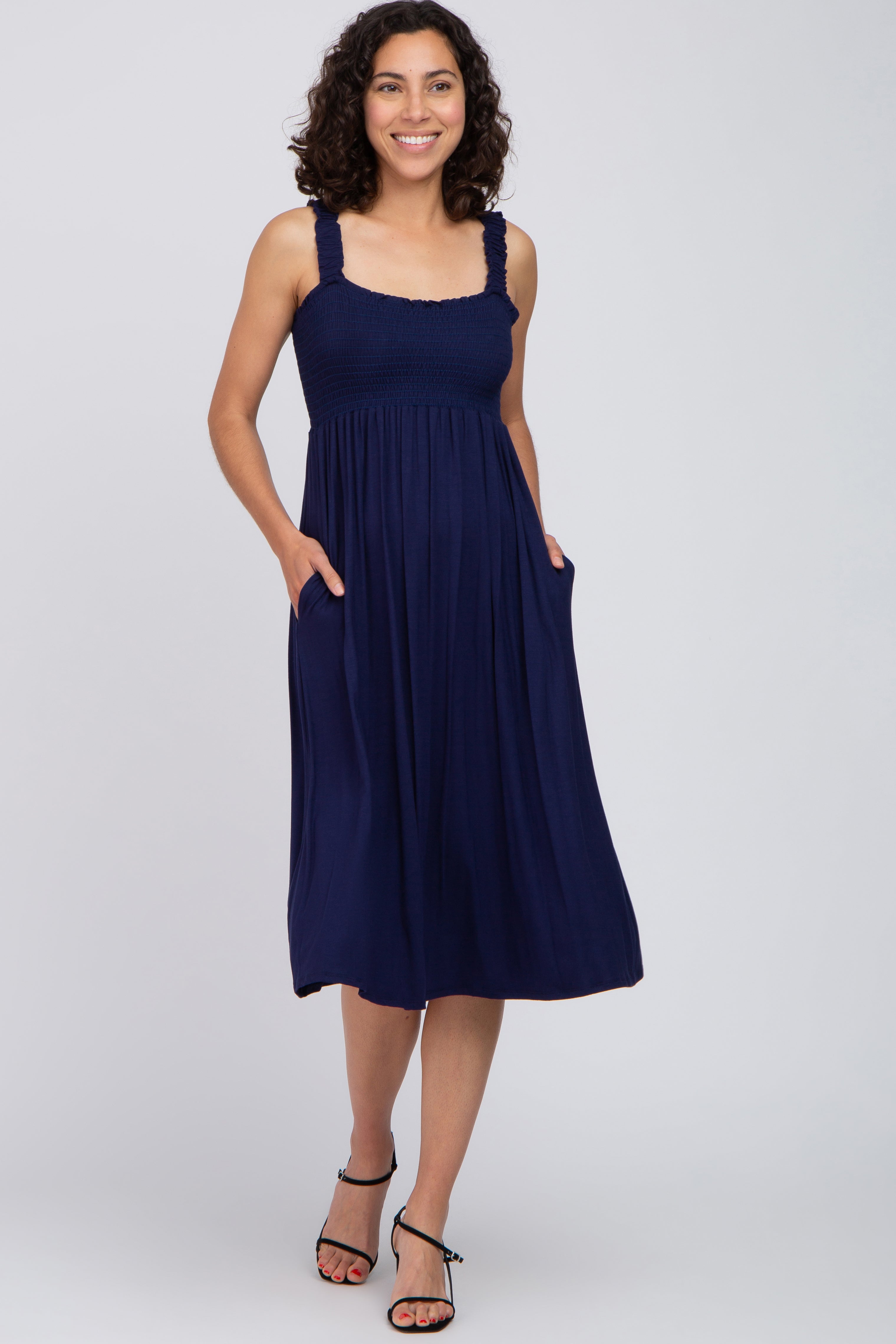 Umstands-Midikleid in Marineblau mit Volantträgern und Smok-Mieder