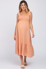 Umstands-Midikleid in Pfirsich mit Smok-Detail