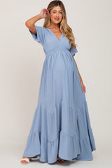 Umstands-Maxikleid in Hellblau mit tiefem V-Ausschnitt