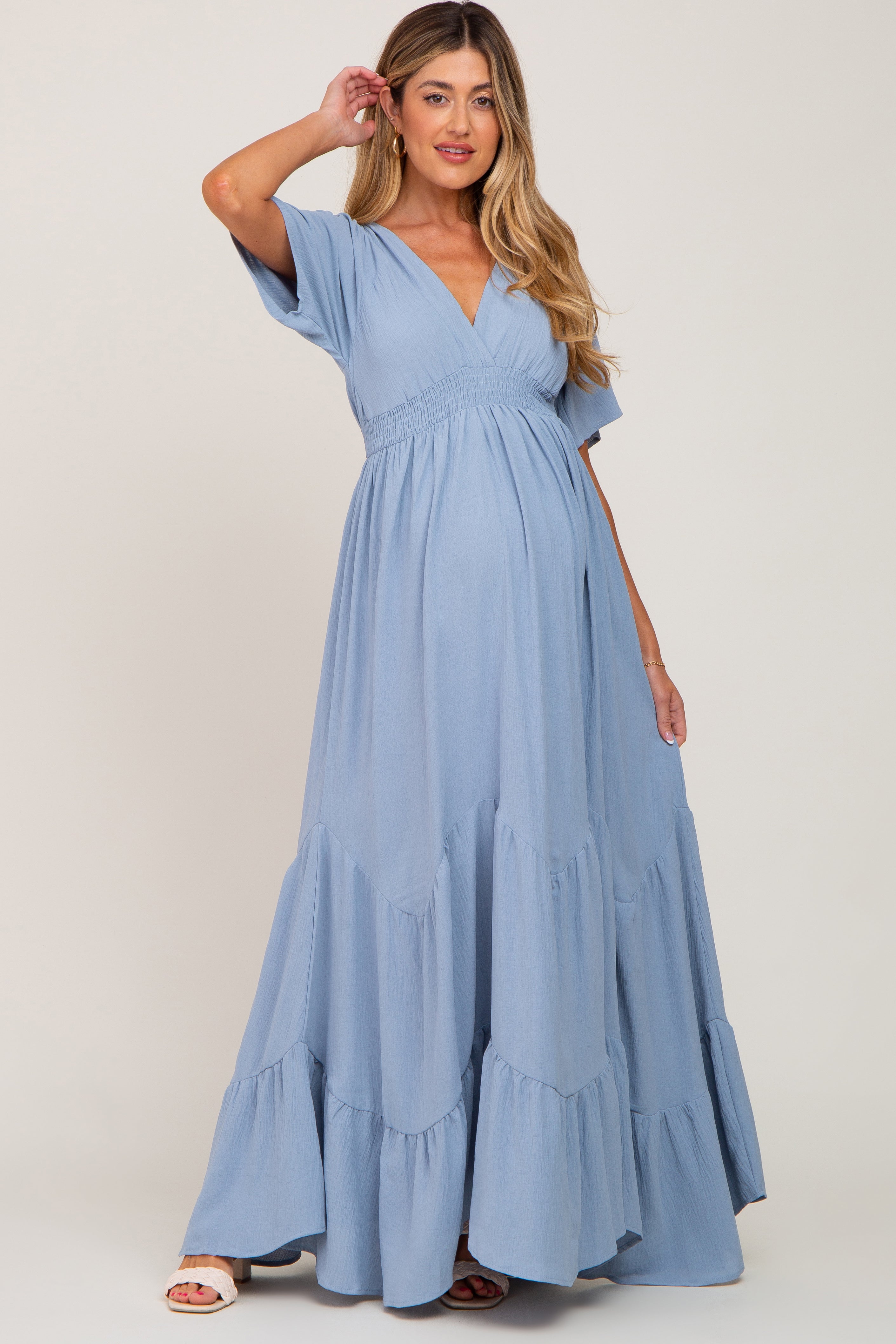 Umstands-Maxikleid in Hellblau mit tiefem V-Ausschnitt