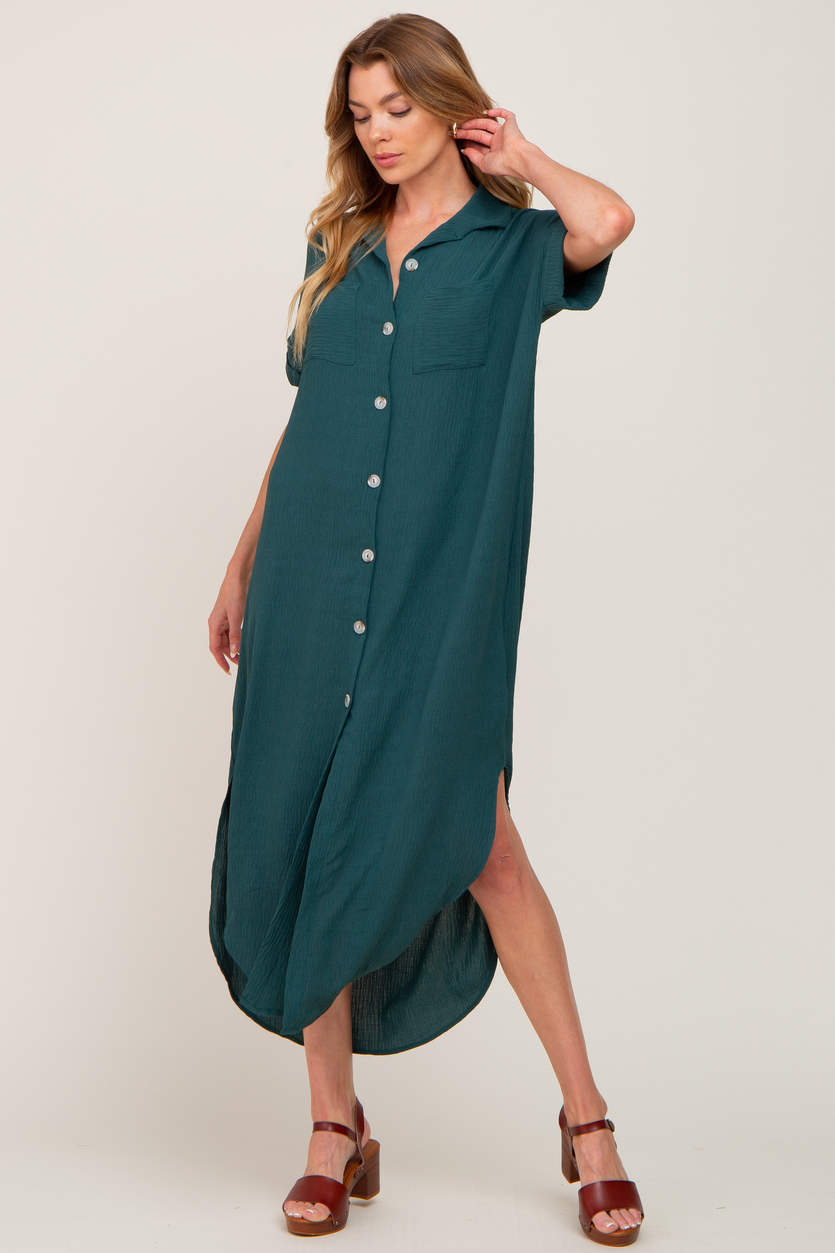 Umstandsmaxikleid mit durchgehender Knopfleiste und Vokuhila-Saum in Waldgrün