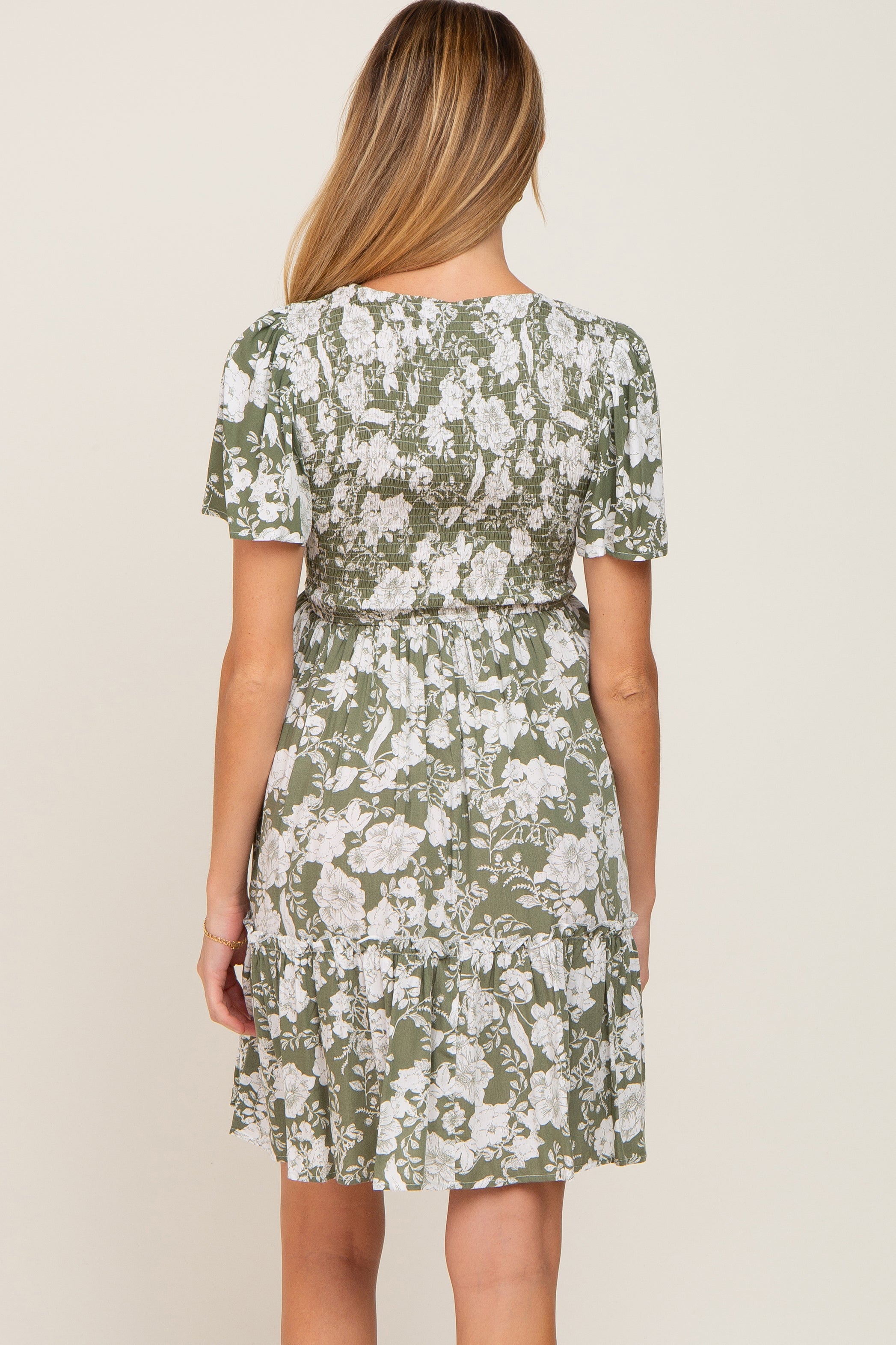 Umstandskleid mit floralem Muster, Smok-Details und Volants in Helloliv