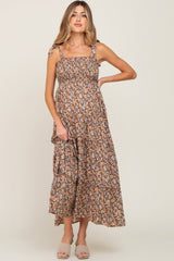Ärmelloses Umstandsmaxikleid mit floralem Muster und Stufenrock