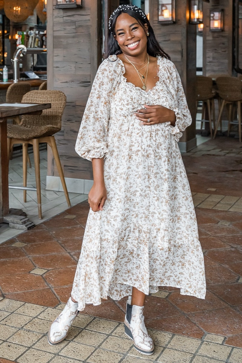Umstandsmaxikleid aus Chiffon mit floralem Muster und Volants in Elfenbein