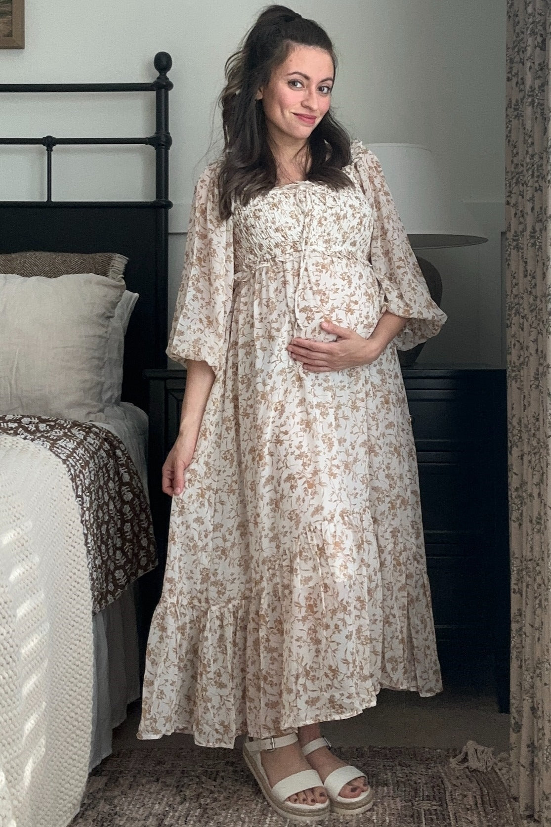 Umstandsmaxikleid aus Chiffon mit floralem Muster und Volants in Elfenbein