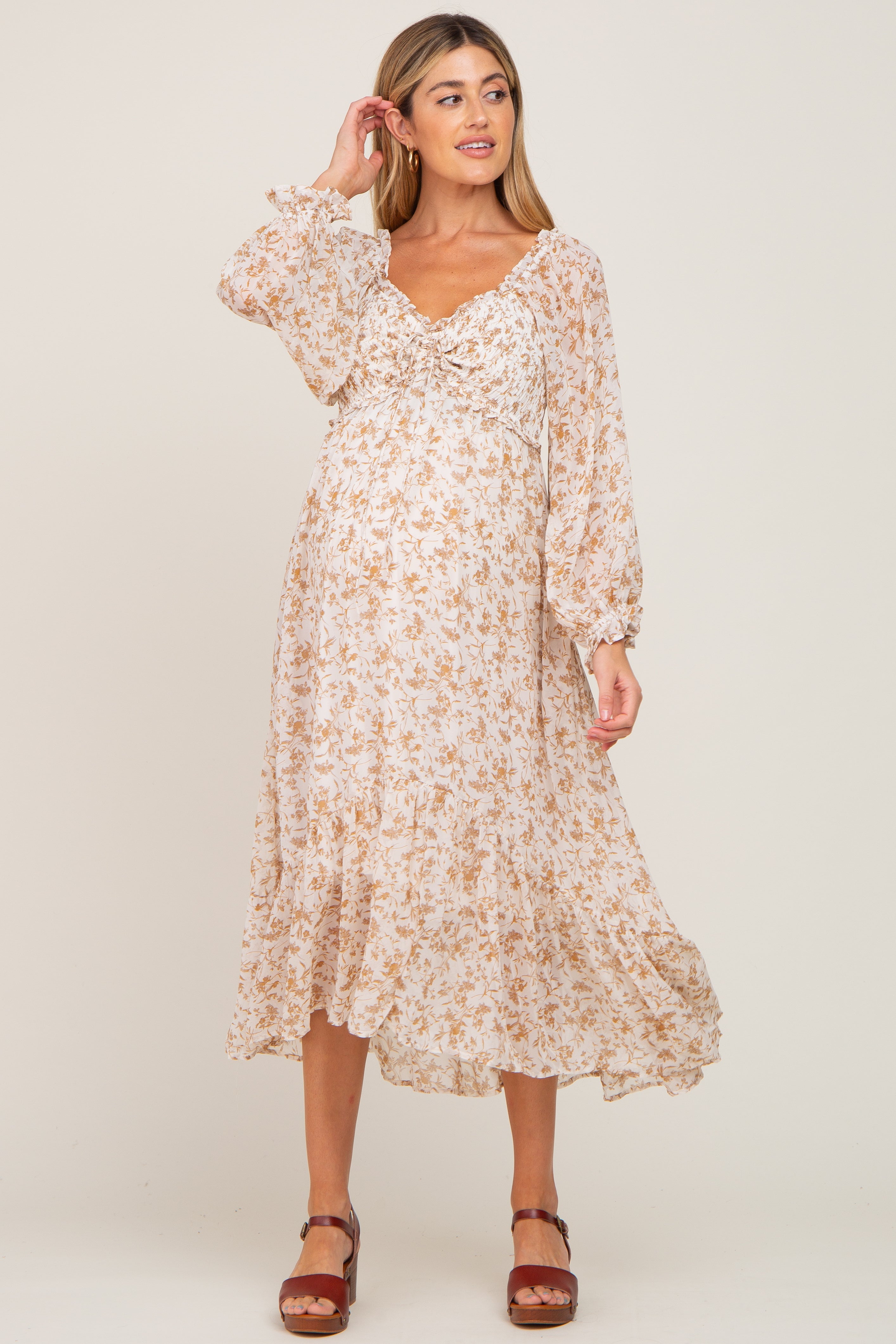 Umstandsmaxikleid aus Chiffon mit floralem Muster und Volants in Elfenbein