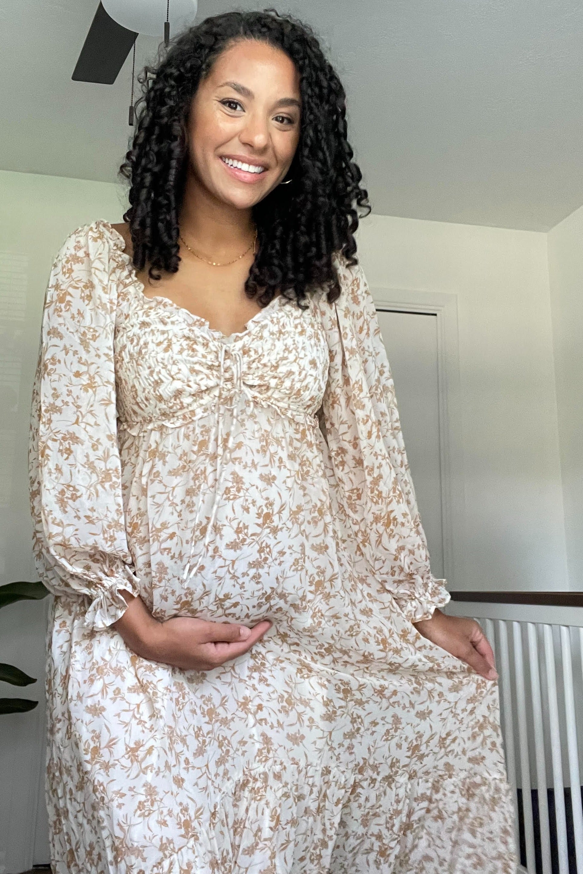 Umstandsmaxikleid aus Chiffon mit floralem Muster und Volants in Elfenbein