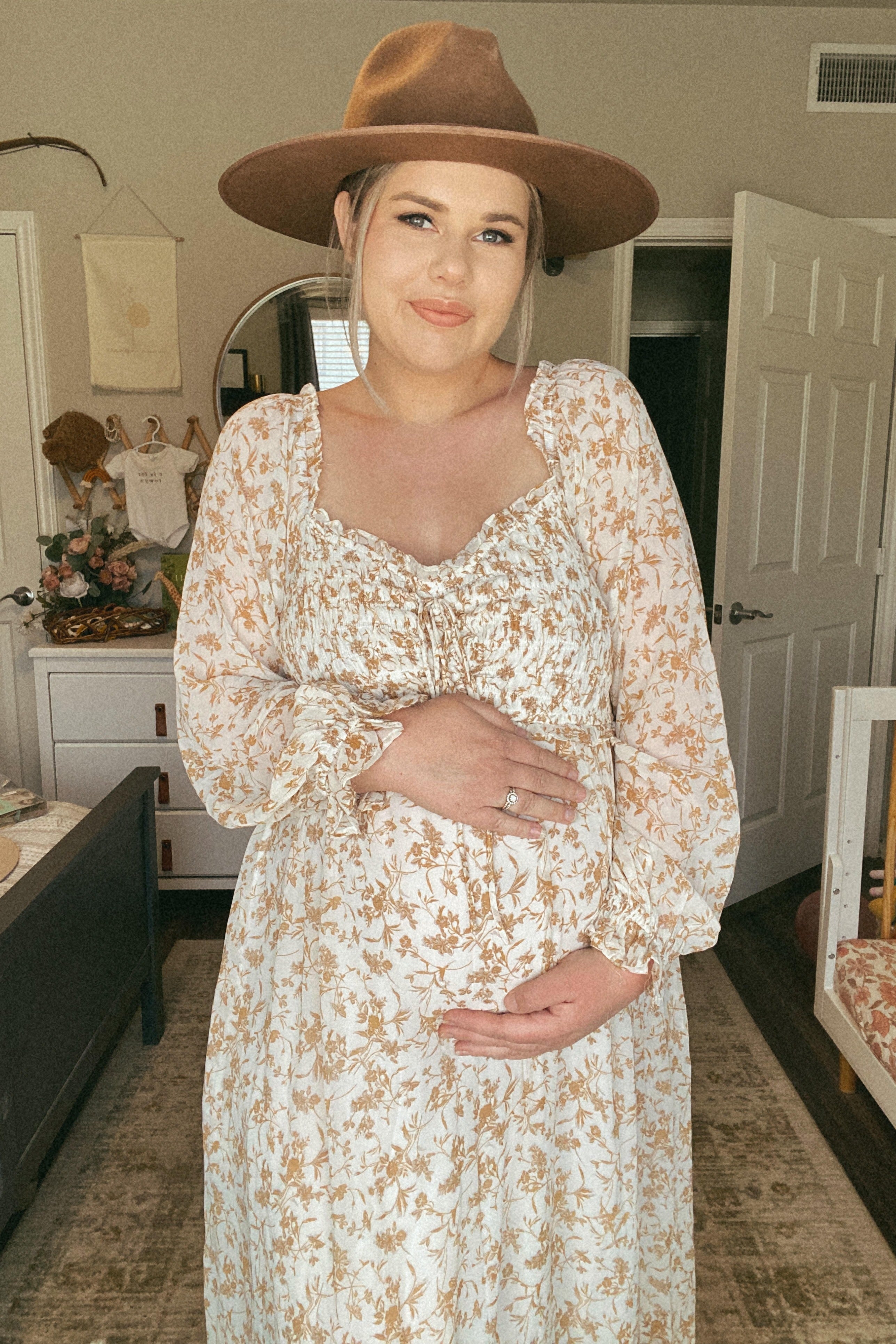 Umstandsmaxikleid aus Chiffon mit floralem Muster und Volants in Elfenbein