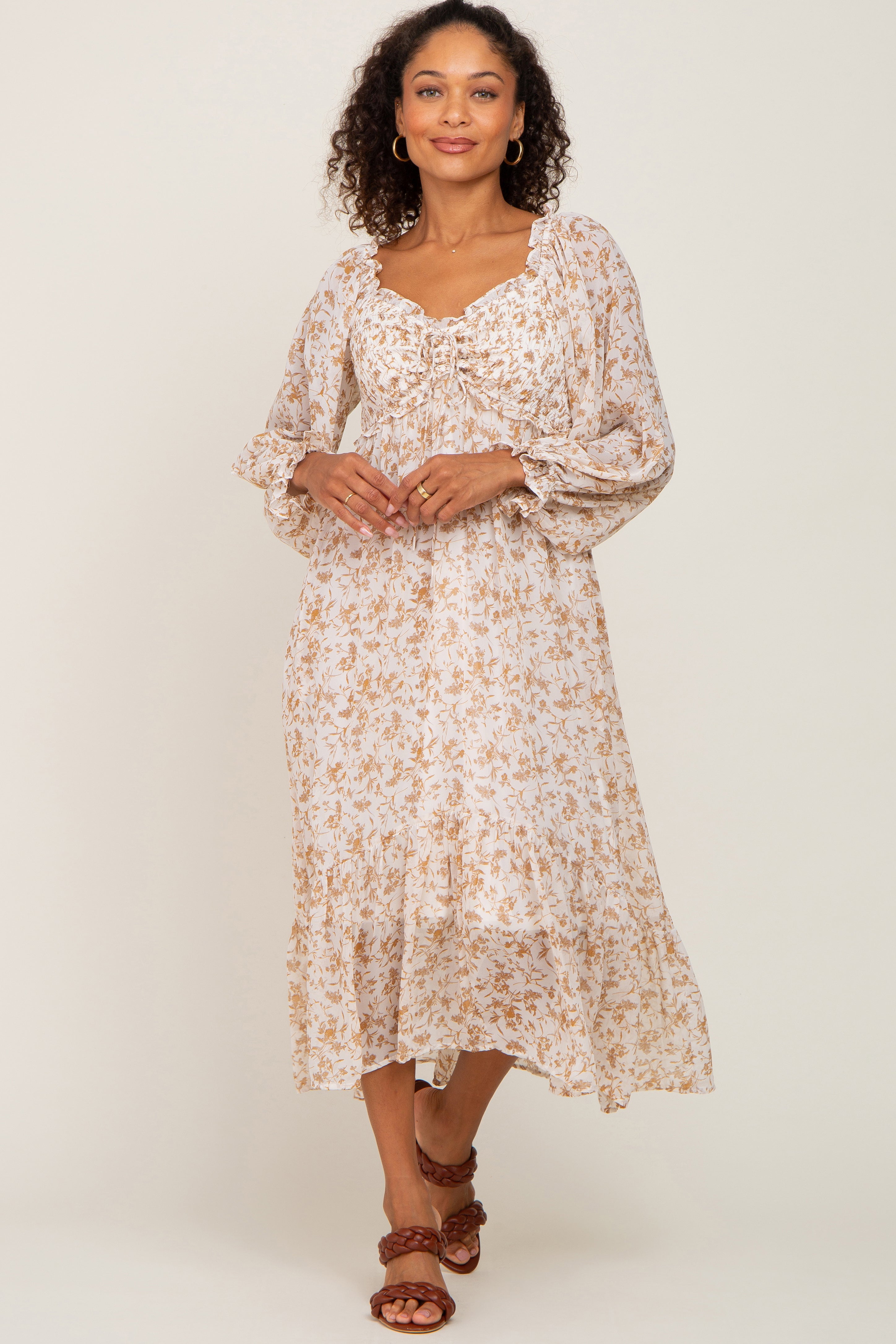 Umstandsmaxikleid aus Chiffon mit floralem Muster und Volants in Elfenbein
