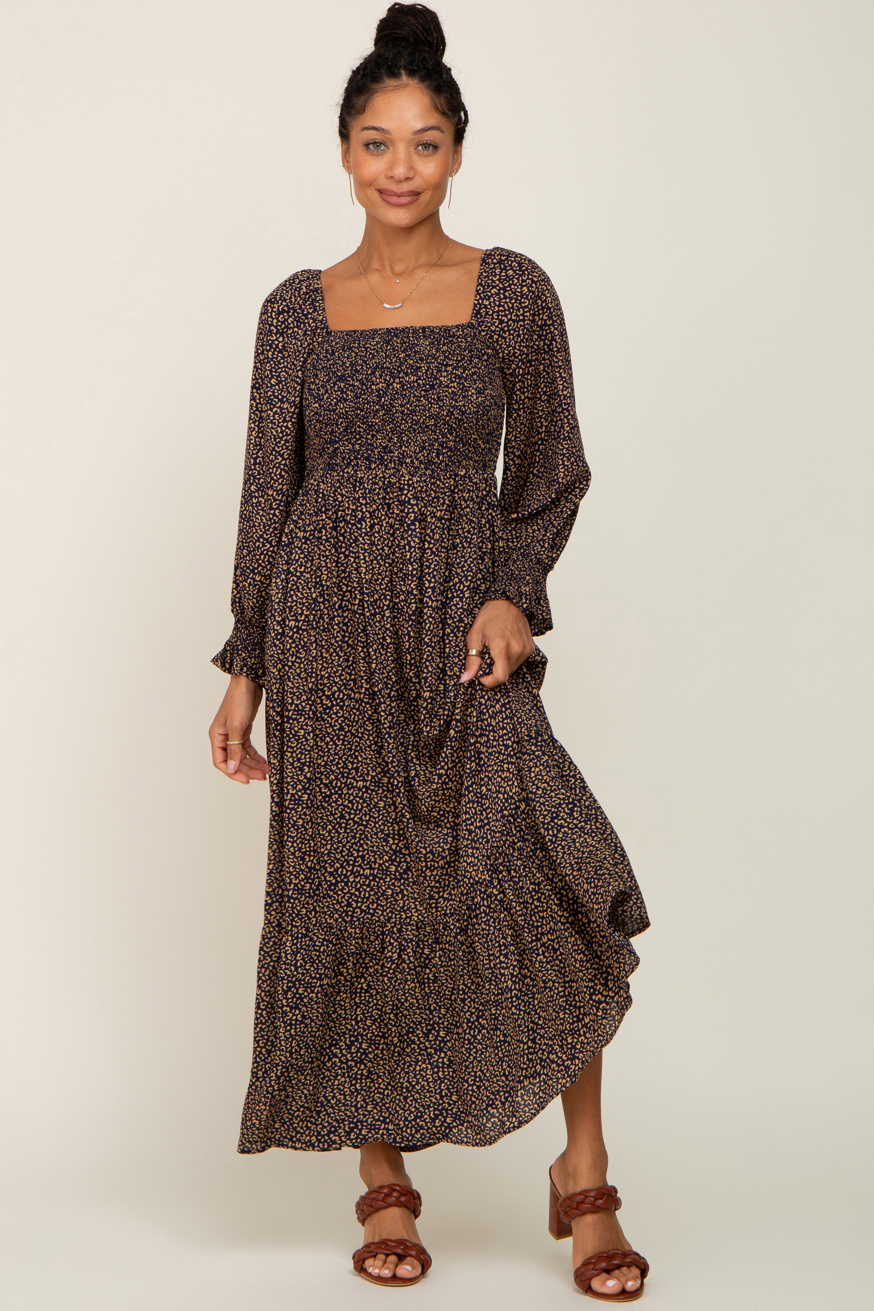 Umstands-Midikleid mit Leopardenmuster, eckigem Ausschnitt und Smok-Details in Schwarz