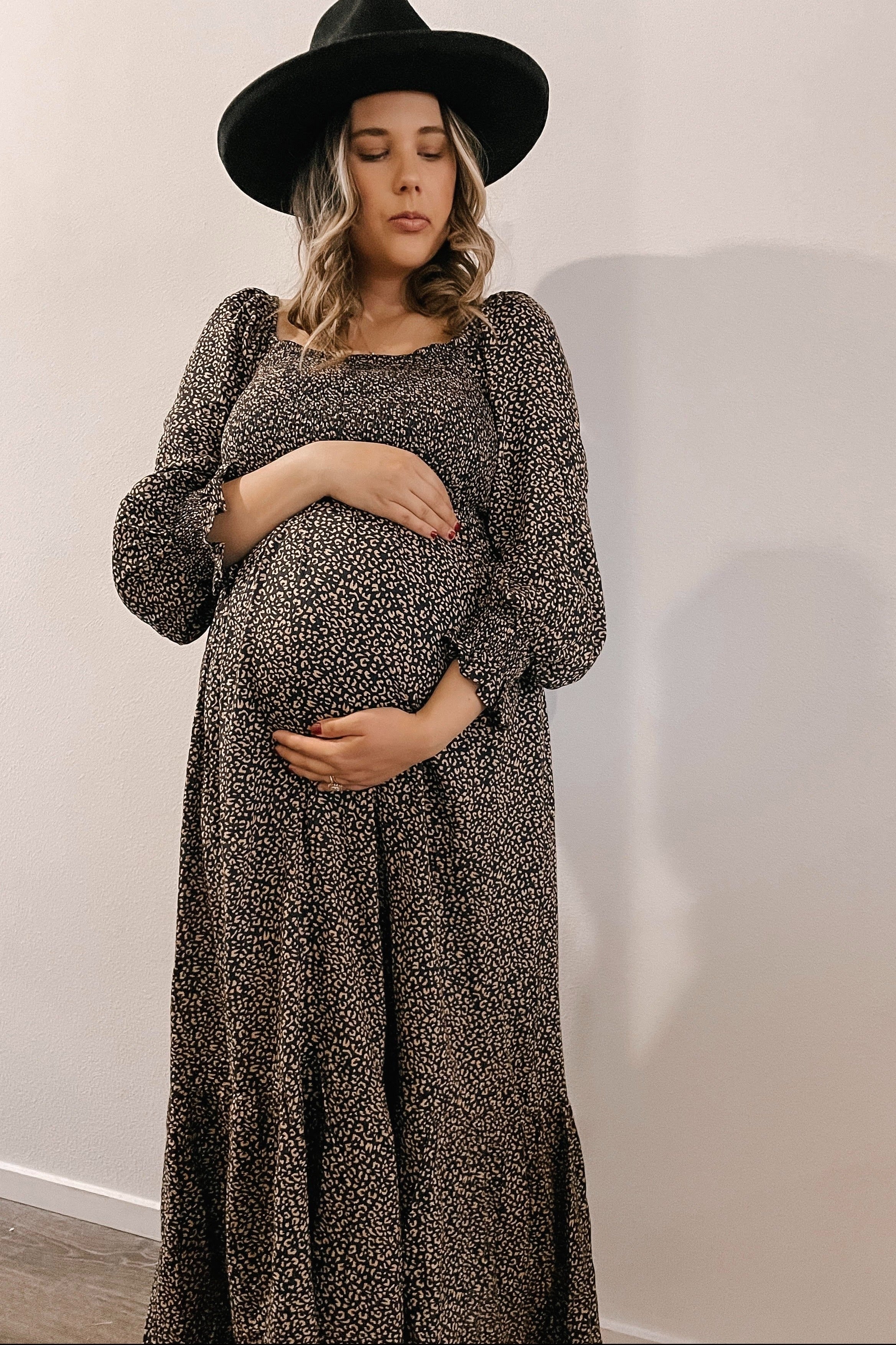 Umstands-Midikleid mit Leopardenmuster, eckigem Ausschnitt und Smok-Details in Schwarz
