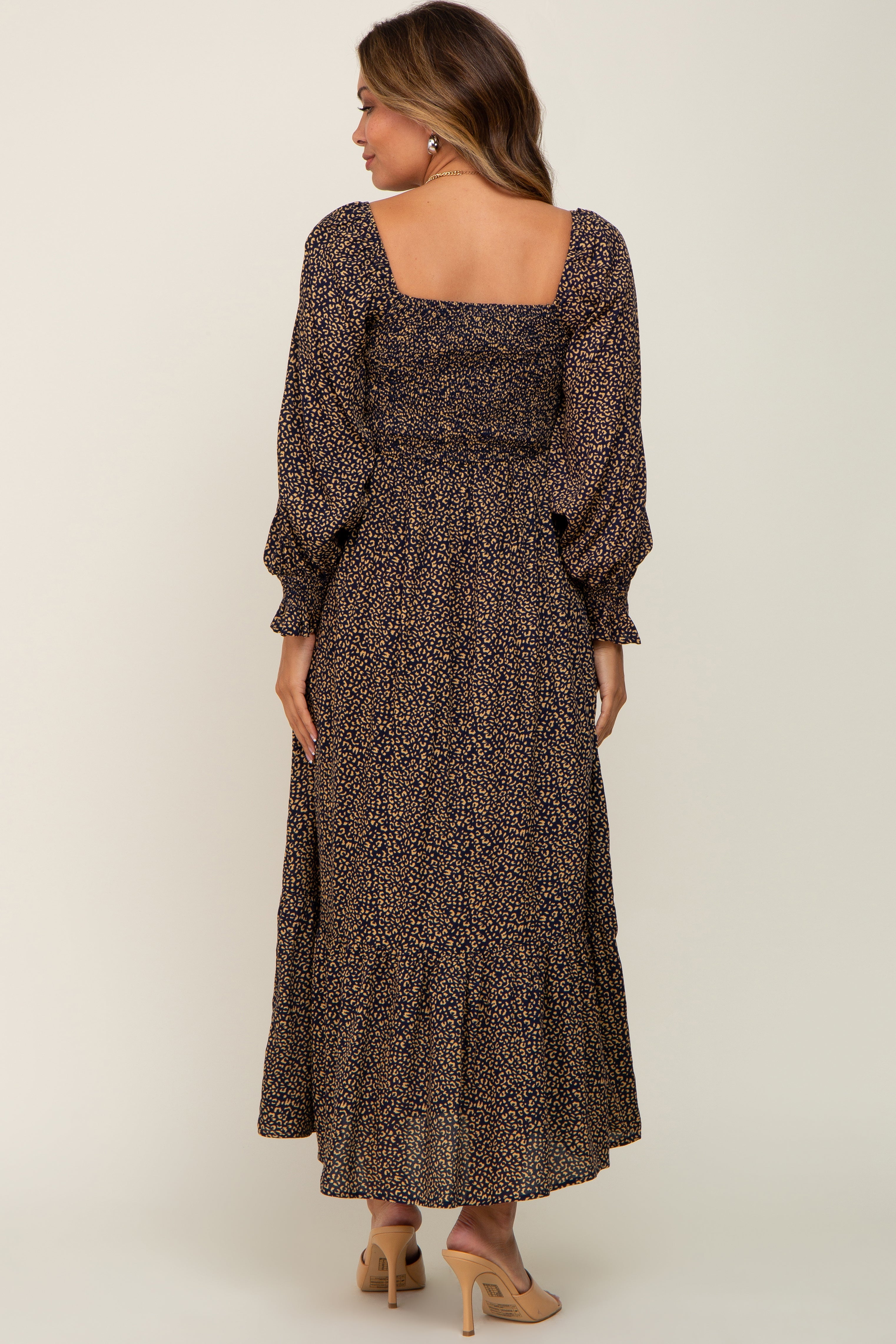 Umstands-Midikleid mit Leopardenmuster, eckigem Ausschnitt und Smok-Details in Schwarz