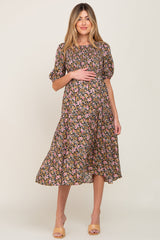 Umstands-Midikleid mit floralem Muster, Smok-Details und Stufenrock