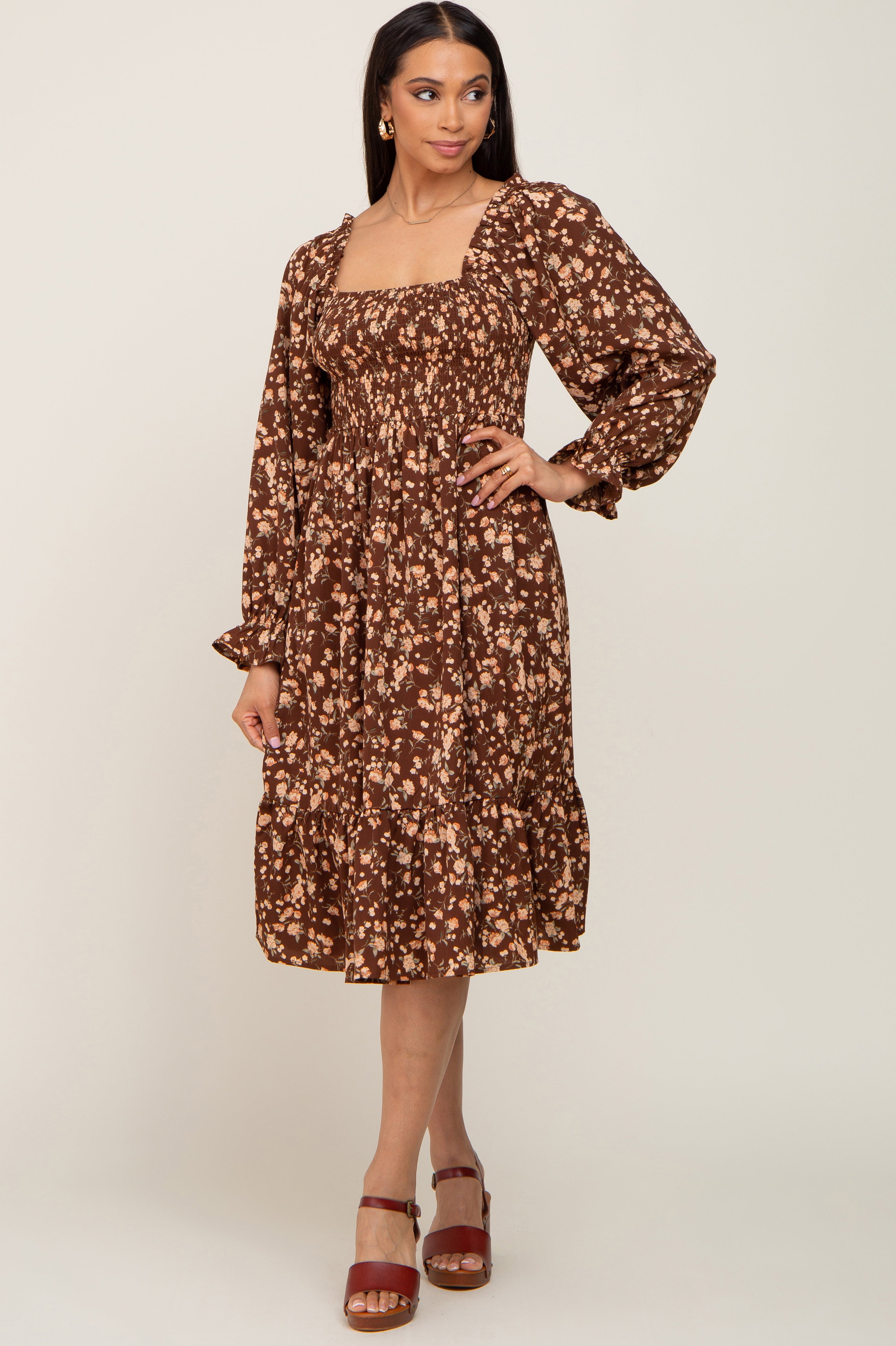 umstands-midikleid-mit-floralem-muster-und-langen-armeln-in-braun