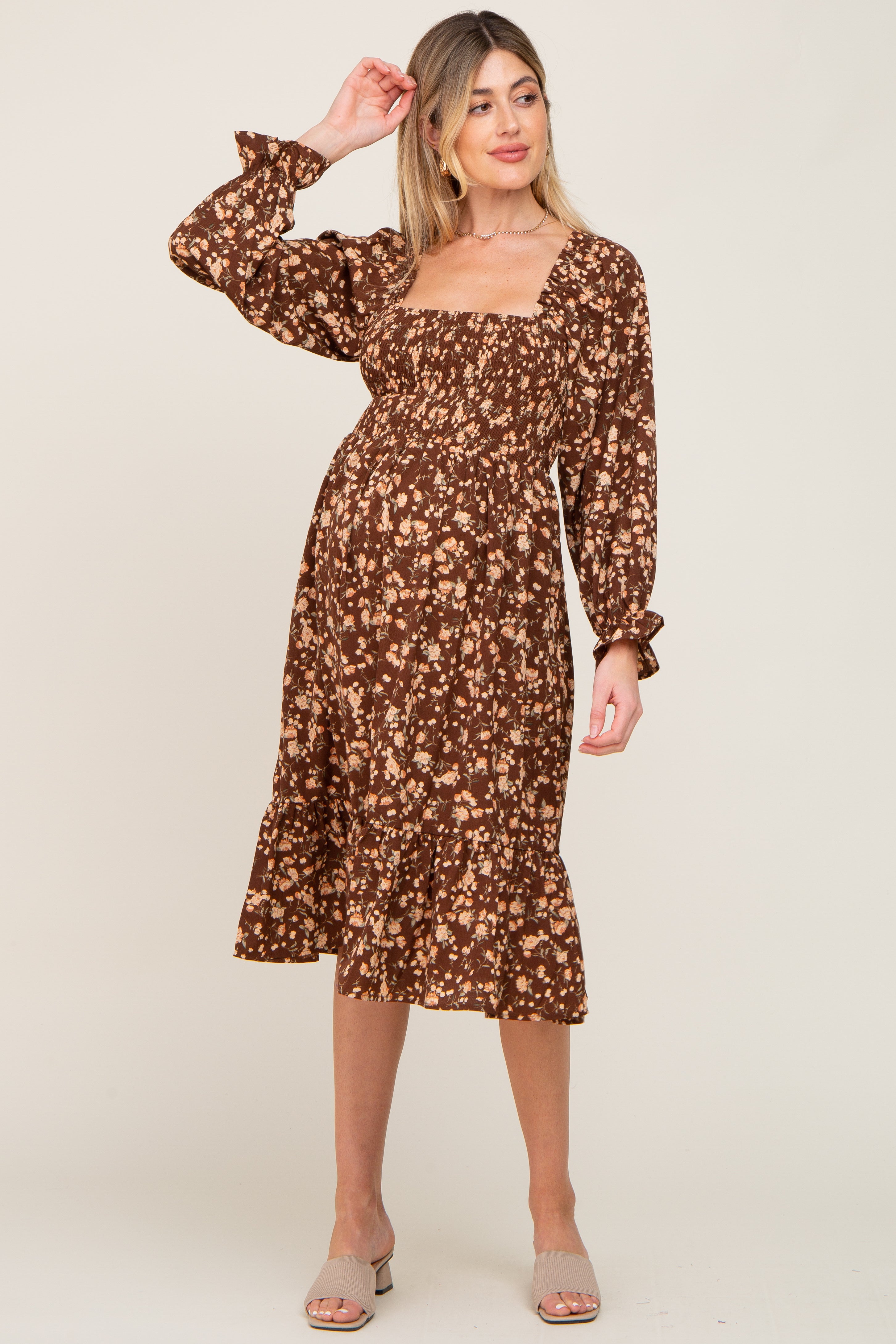 umstands-midikleid-mit-floralem-muster-und-langen-armeln-in-braun