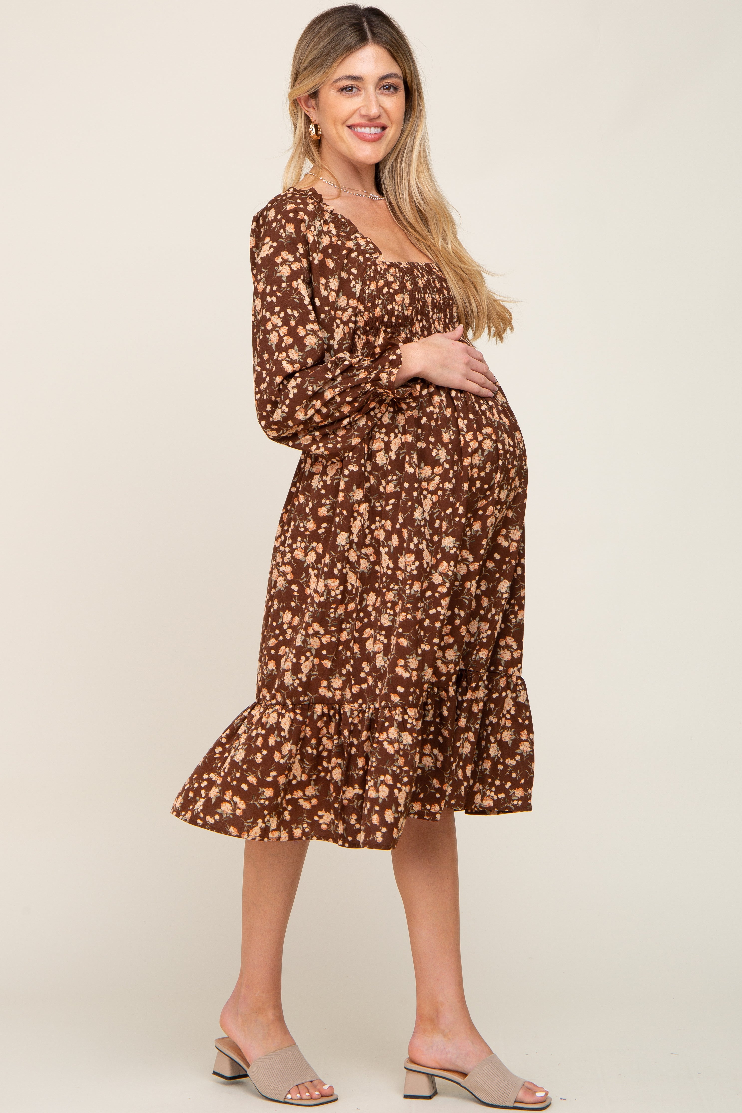 umstands-midikleid-mit-floralem-muster-und-langen-armeln-in-braun