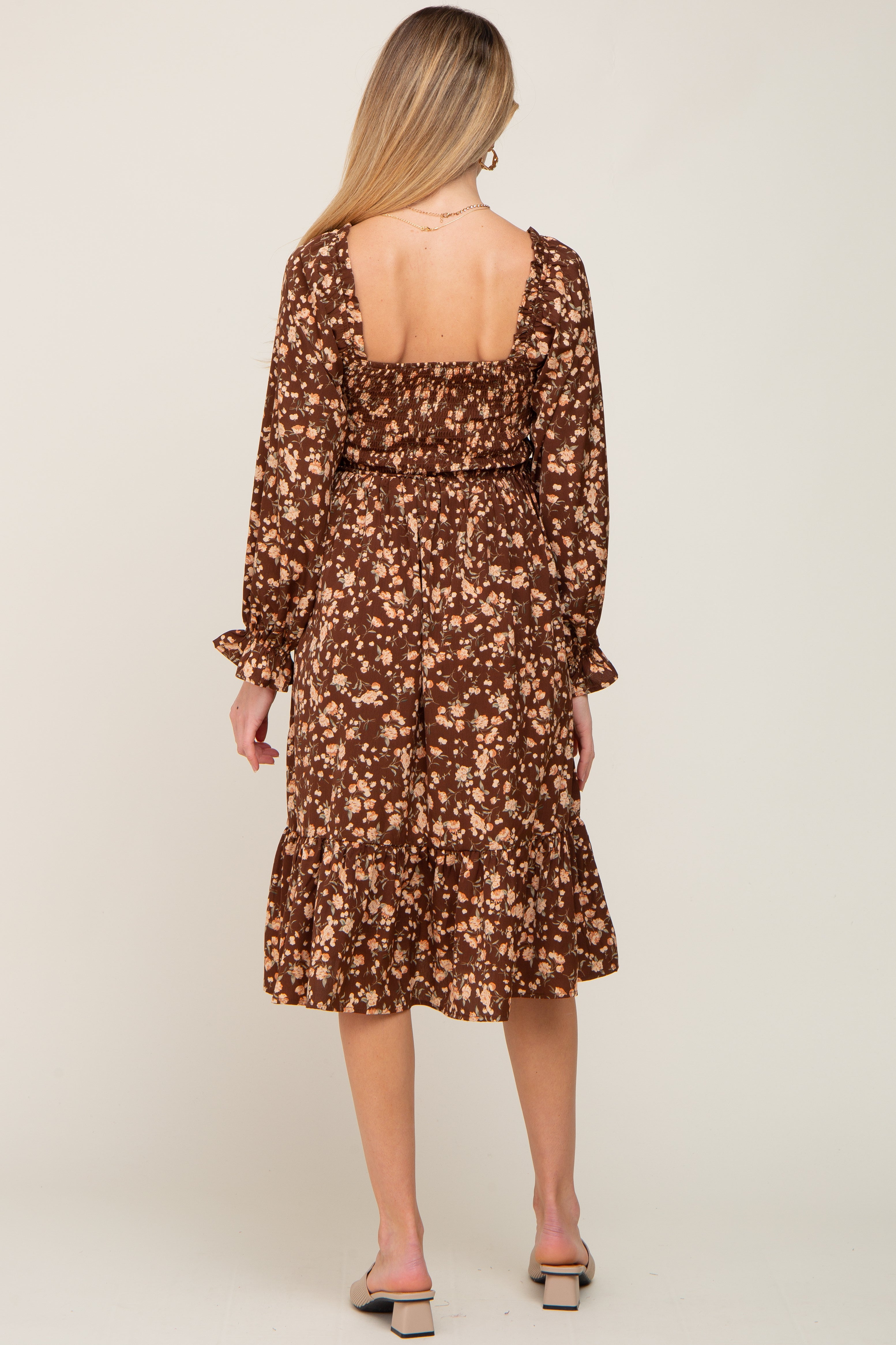 umstands-midikleid-mit-floralem-muster-und-langen-armeln-in-braun