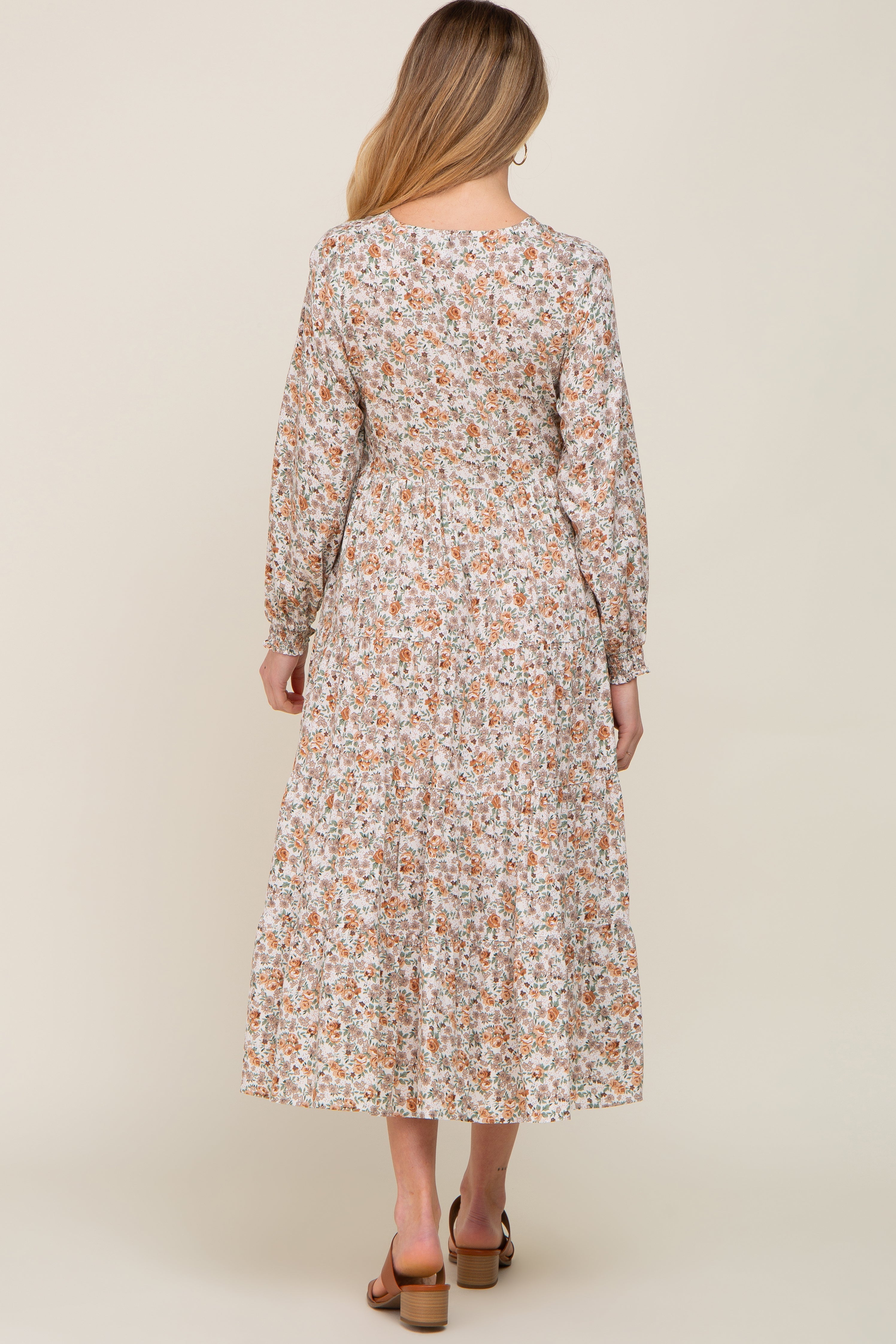 Gestuftes Umstands-Midikleid mit Blumenmuster, Knopfleiste und langen Ärmeln