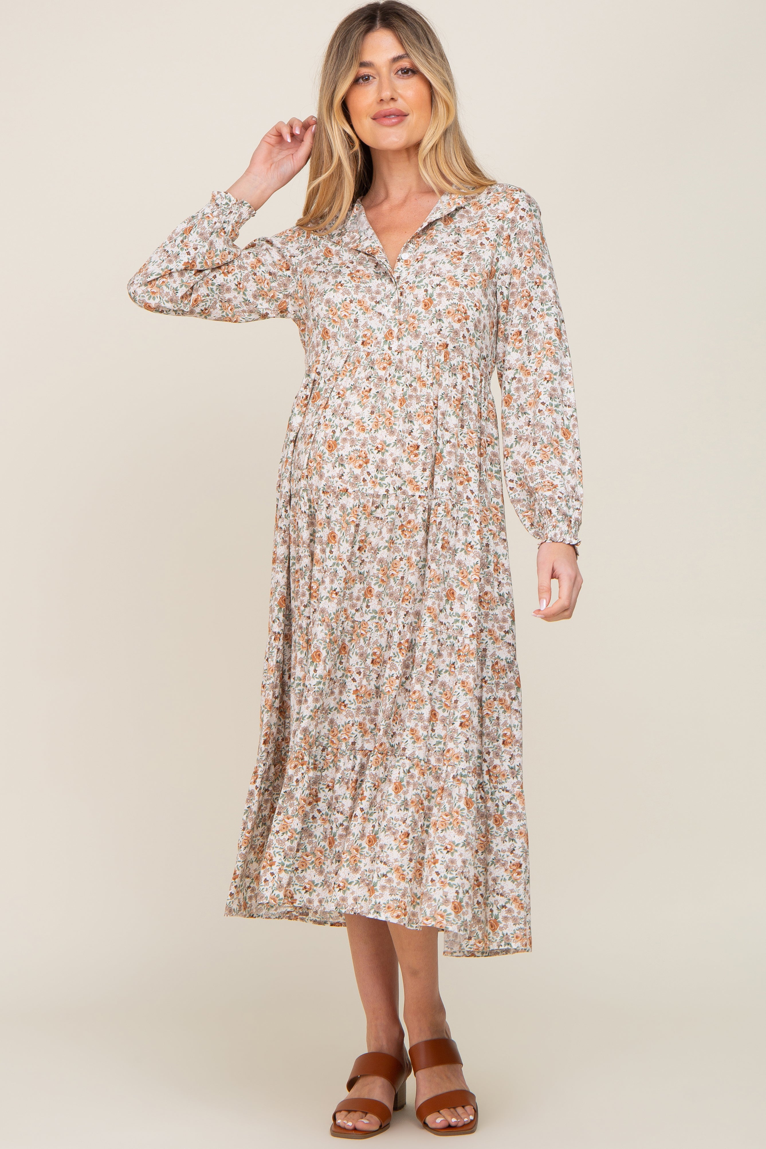 Gestuftes Umstands-Midikleid mit Blumenmuster, Knopfleiste und langen Ärmeln