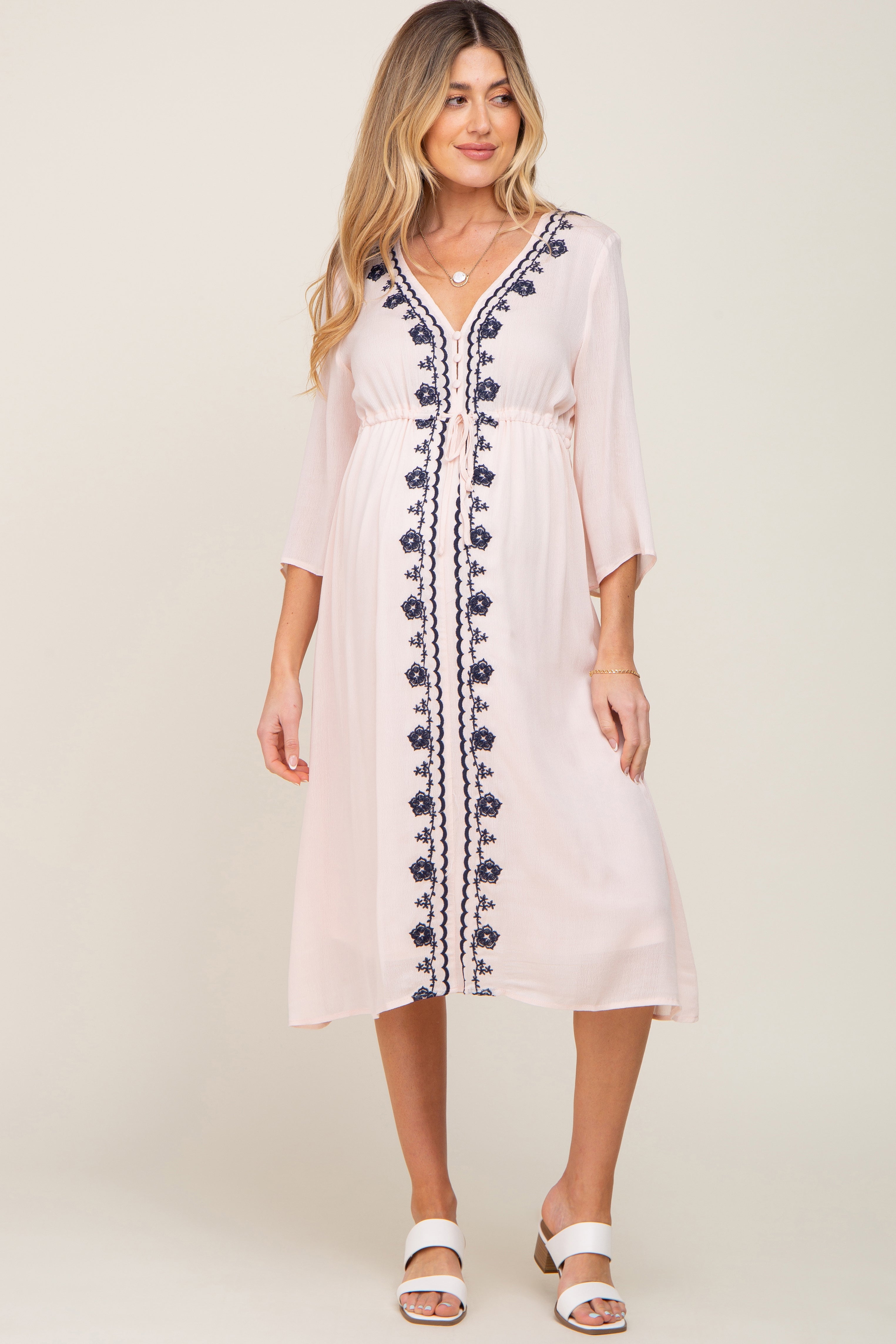 Umstands-Midikleid mit floraler Stickerei und 3/4-Ärmeln in Zartrosa