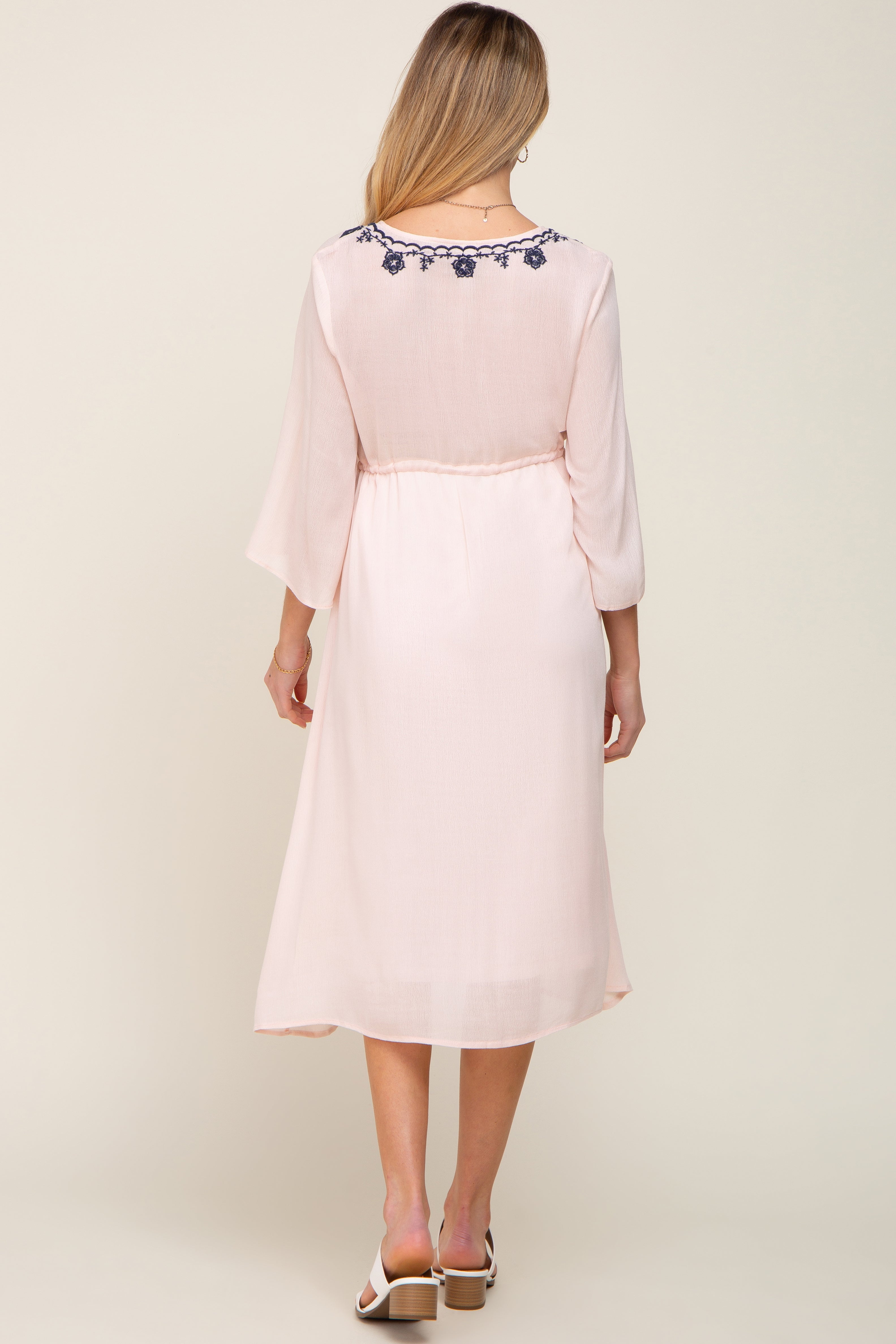 Umstands-Midikleid mit floraler Stickerei und 3/4-Ärmeln in Zartrosa