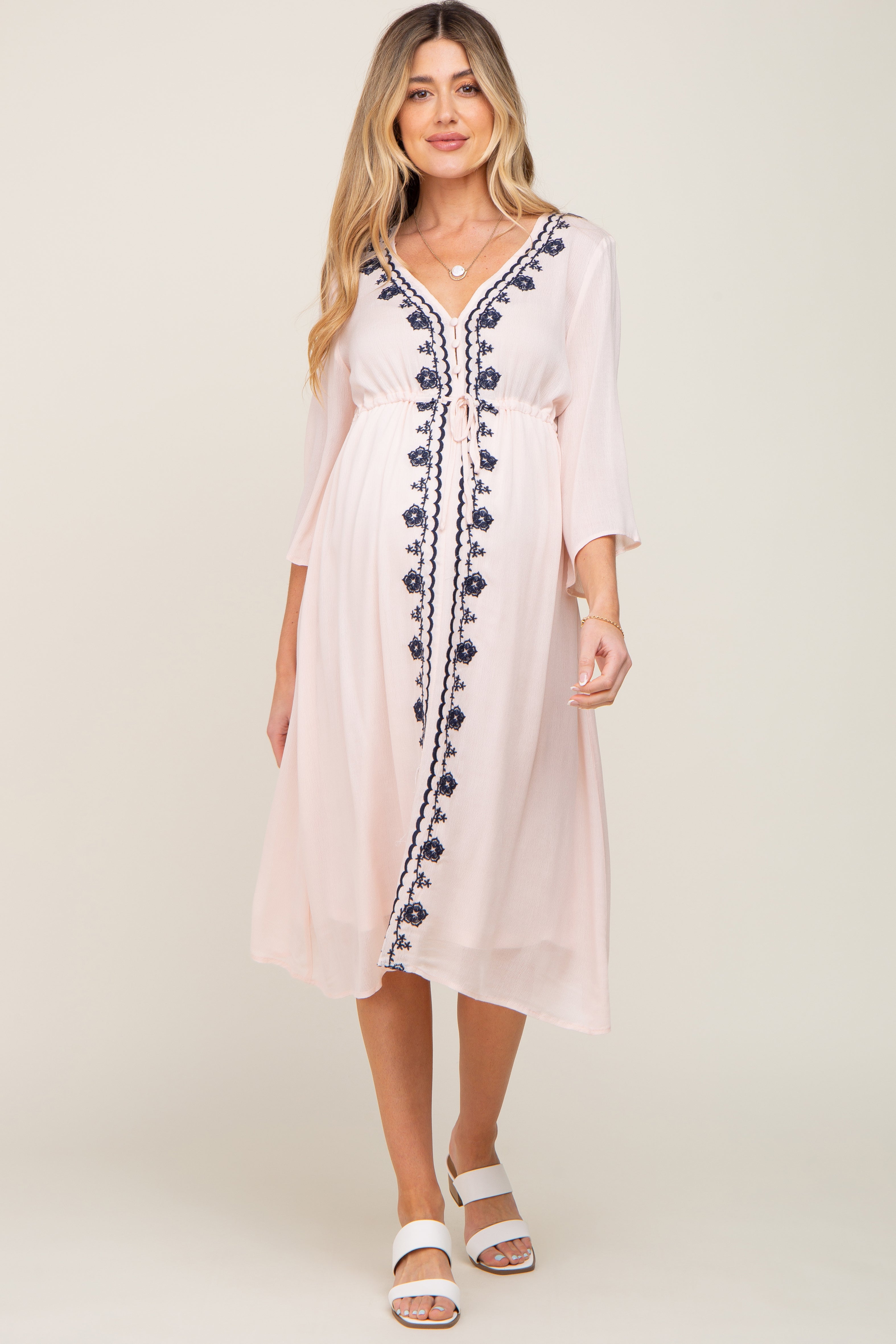 Umstands-Midikleid mit floraler Stickerei und 3/4-Ärmeln in Zartrosa