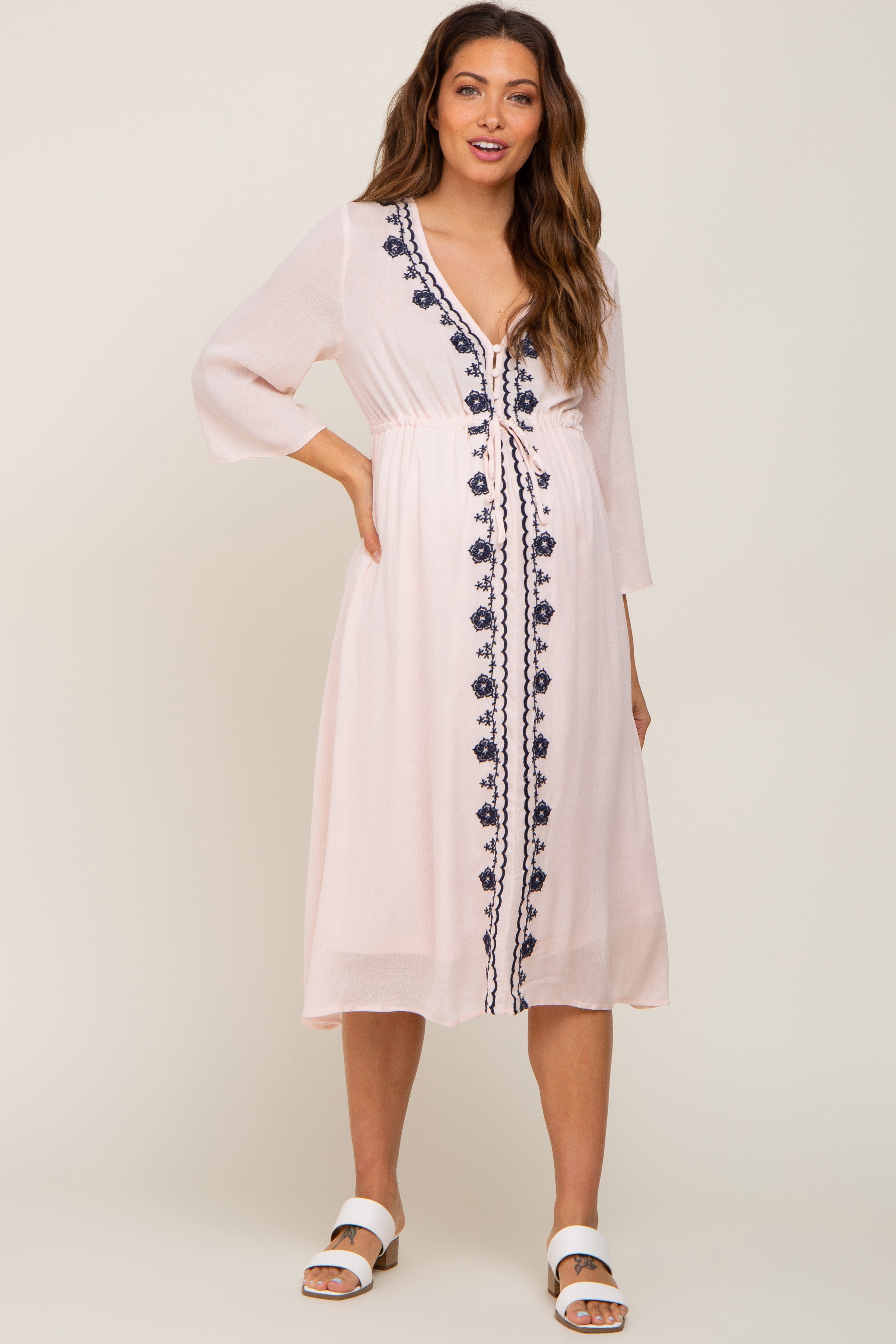 Umstands-Midikleid mit floraler Stickerei und 3/4-Ärmeln in Zartrosa