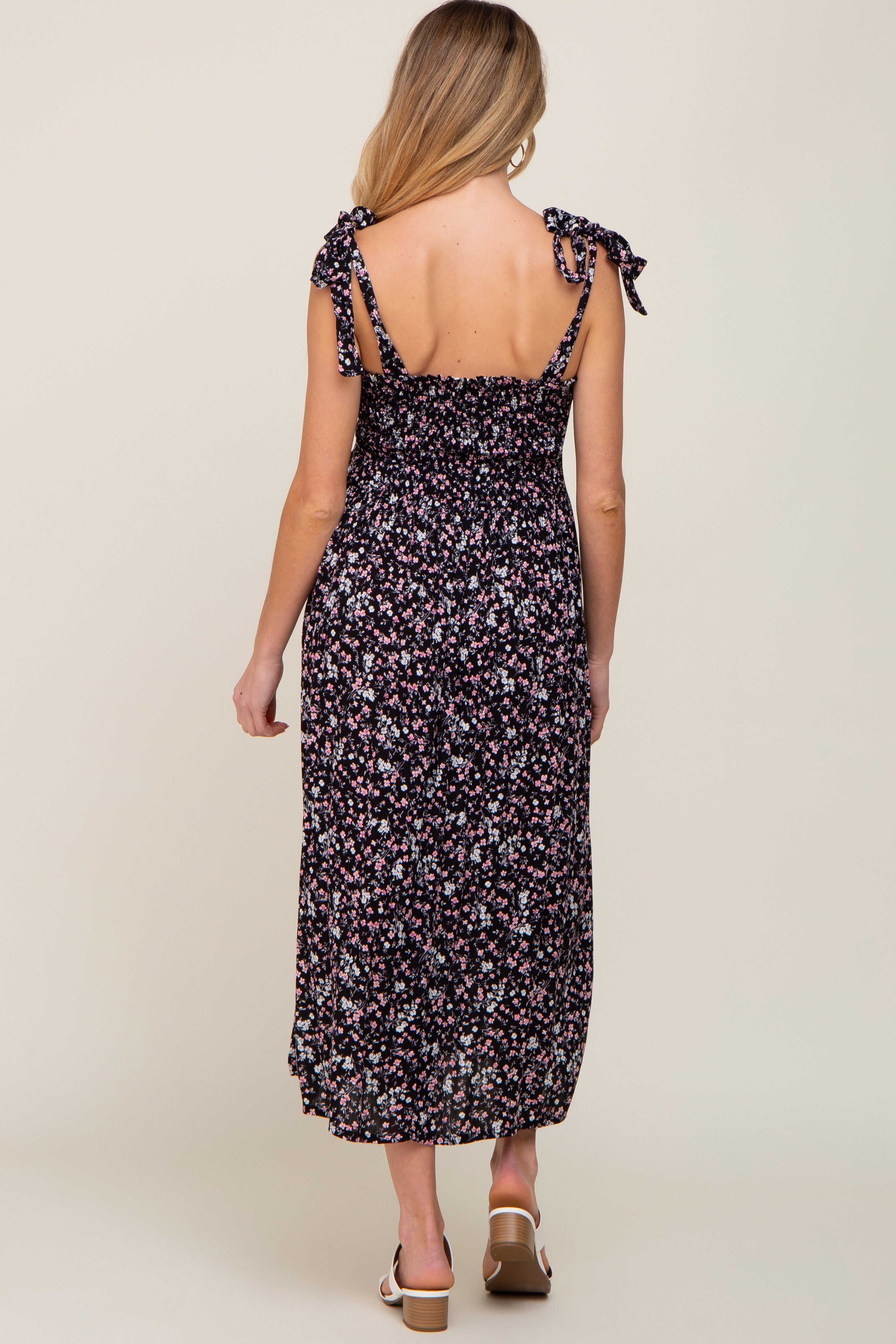 Umstandskleid mit zartem Blumenmuster und Smok
