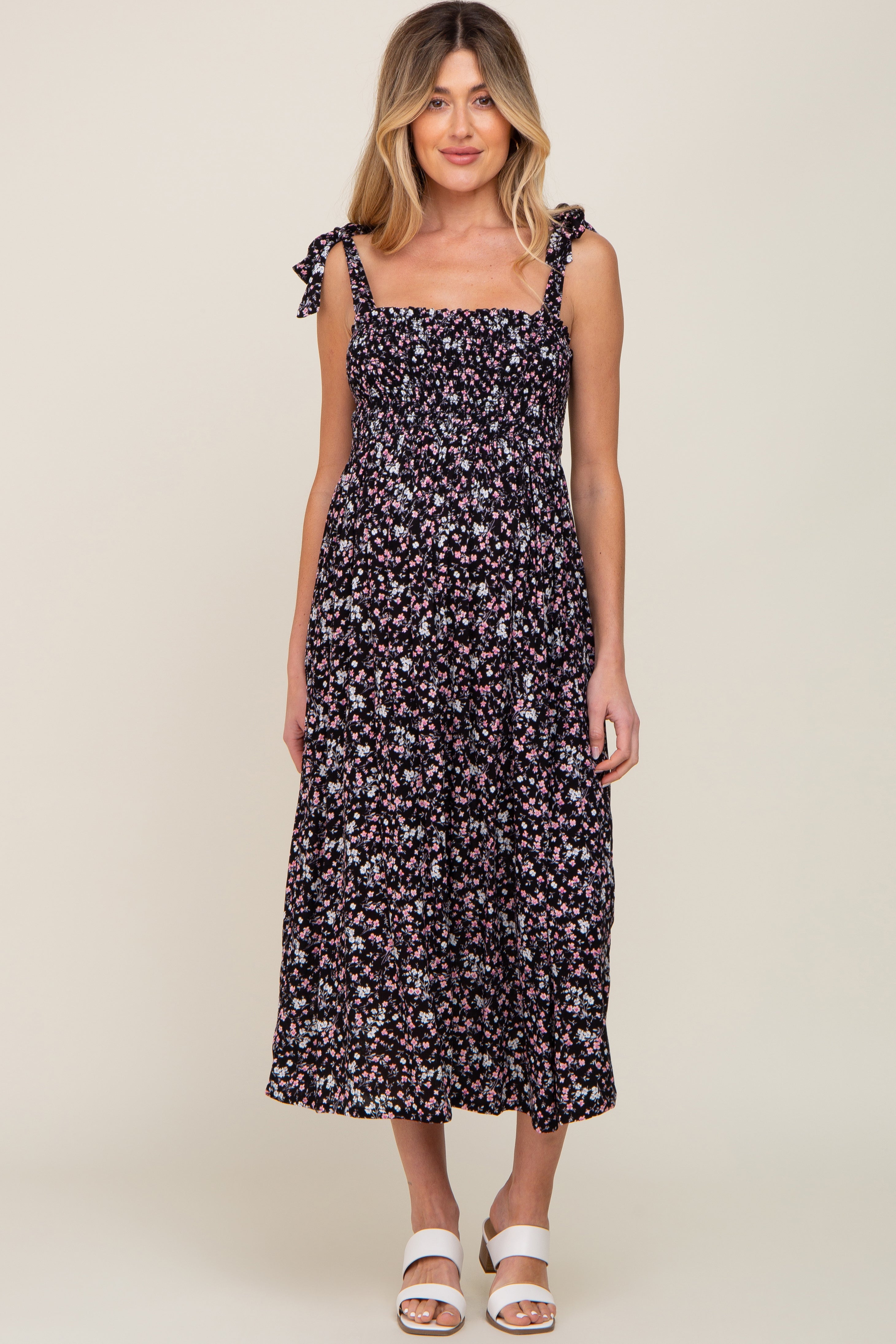 Umstandskleid mit zartem Blumenmuster und Smok