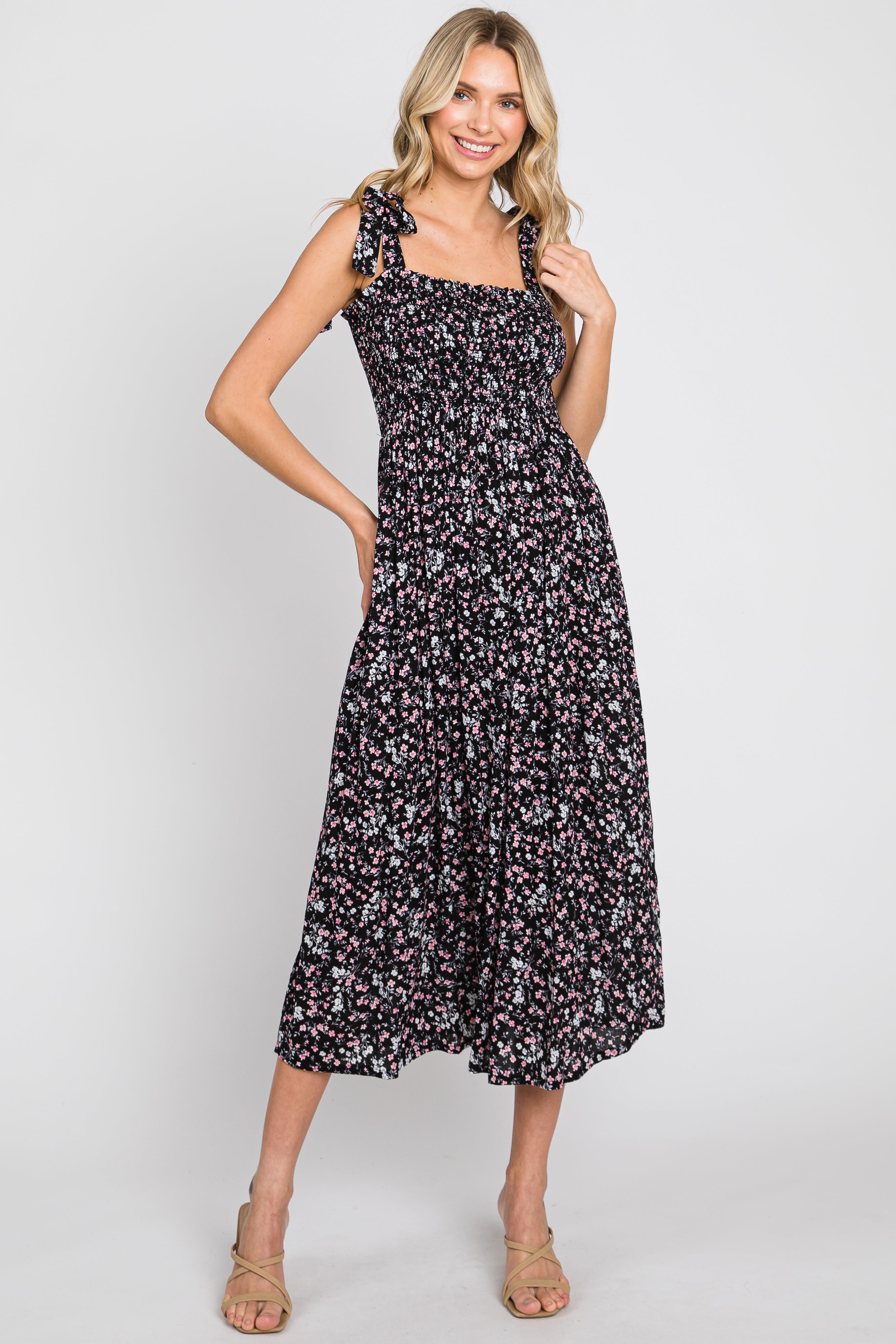 Umstandskleid mit zartem Blumenmuster und Smok