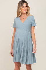 Plissiertes Umstands- und Stillkleid