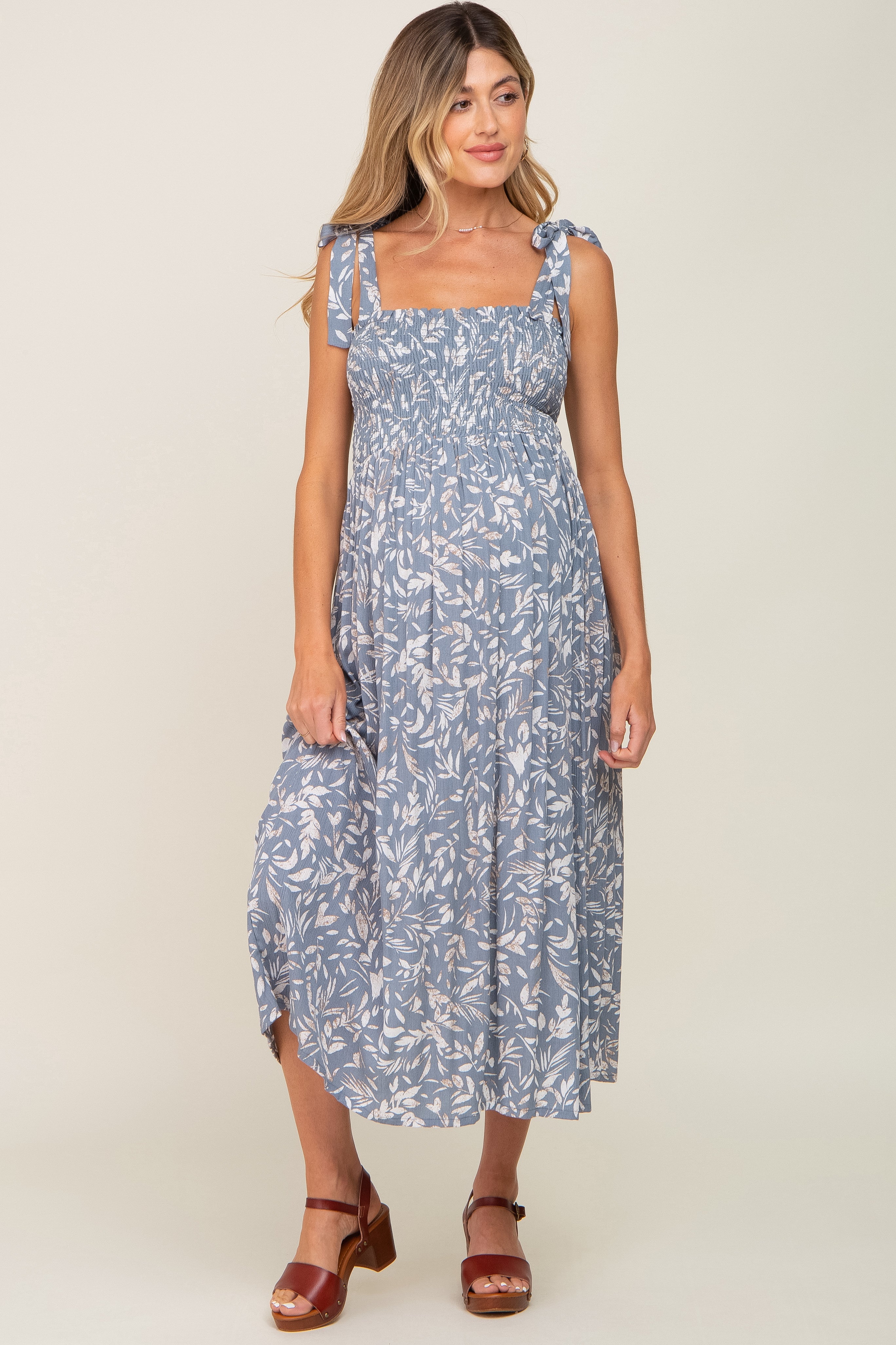 Umstands-Midikleid mit Blumenmuster und Smok-Schulterbändern