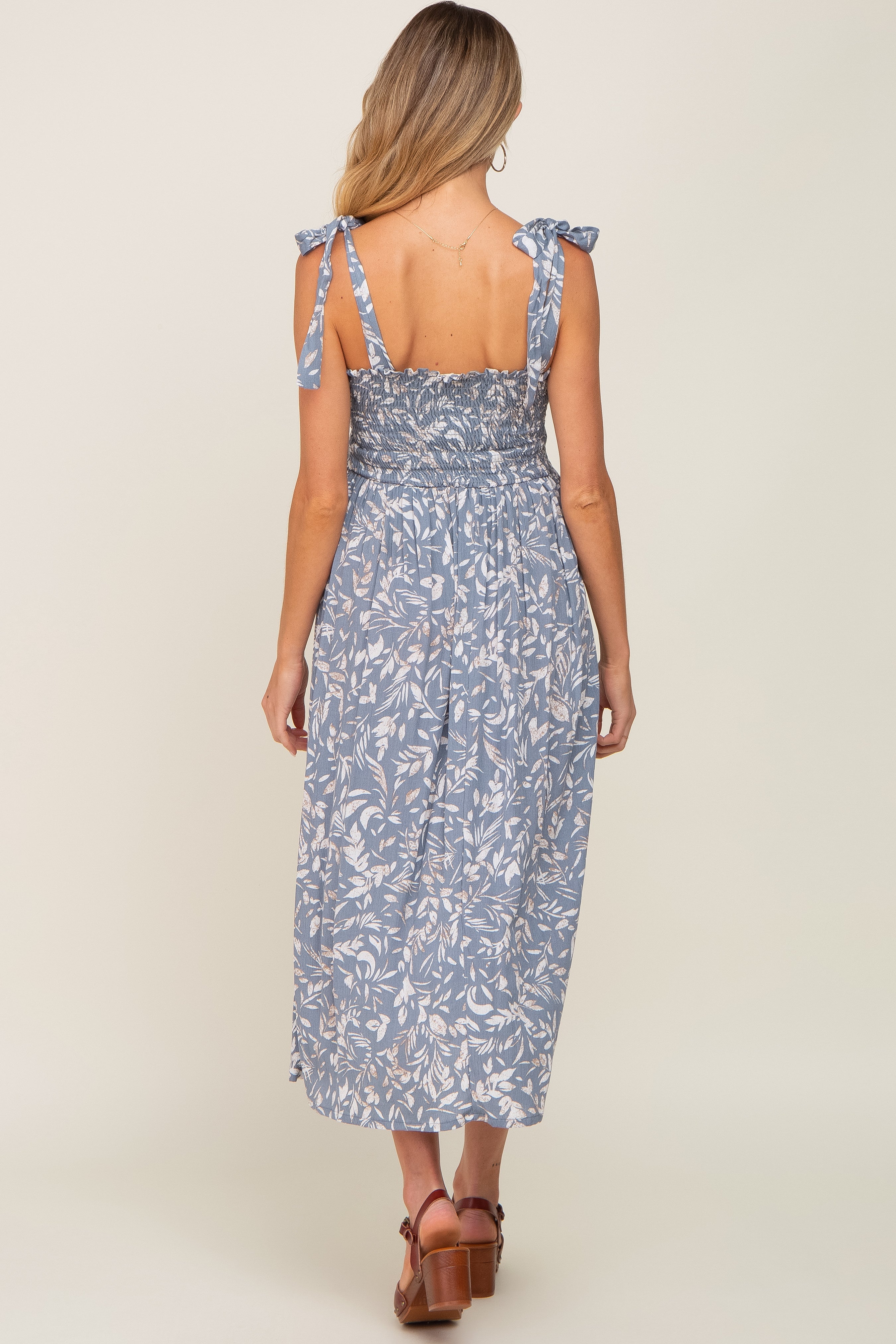 Umstands-Midikleid mit Blumenmuster und Smok-Schulterbändern