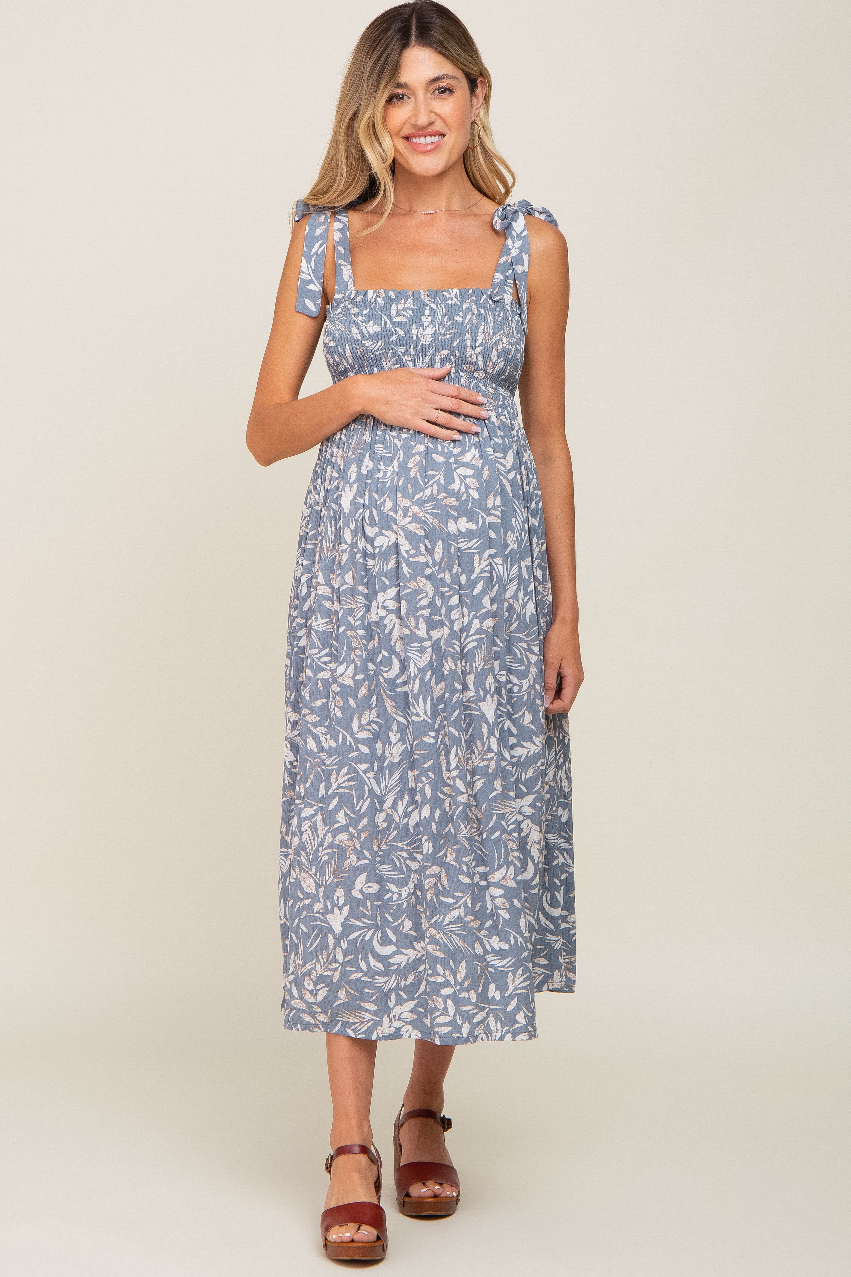Umstands-Midikleid mit Blumenmuster und Smok-Schulterbändern